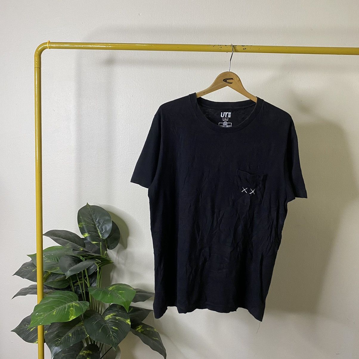 Kaws × Uniqlo Kaws x Sesame Street x Uniqlo UT Collaboration Tee Size US L / EU 52-54 / 3 - 5 Thumbnail