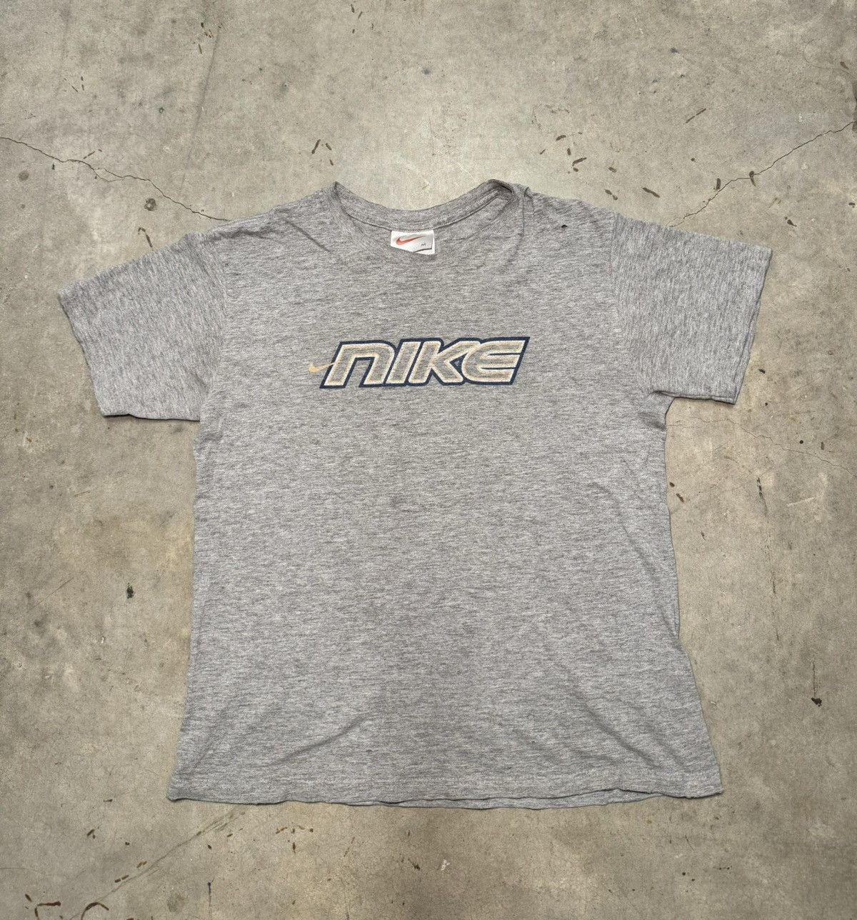 Nike Distressed 90s Vintage Nike Essential Graphic Tee Y2k surf Size M / US 6-8 / IT 42-44 - 1 Thumbnail