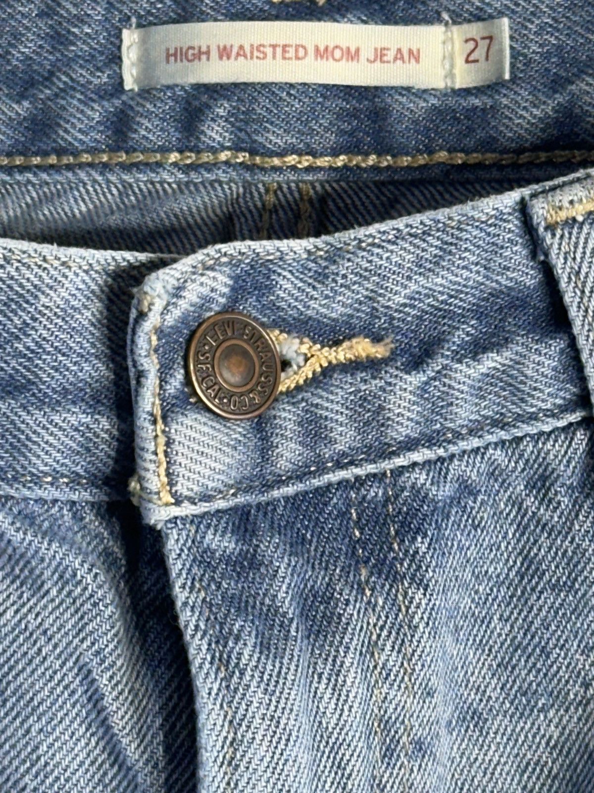 Levi's LEVI’S HIGH-WAISTED MOM JEANS Size 27" / US 4 / IT 40 - 6 Thumbnail