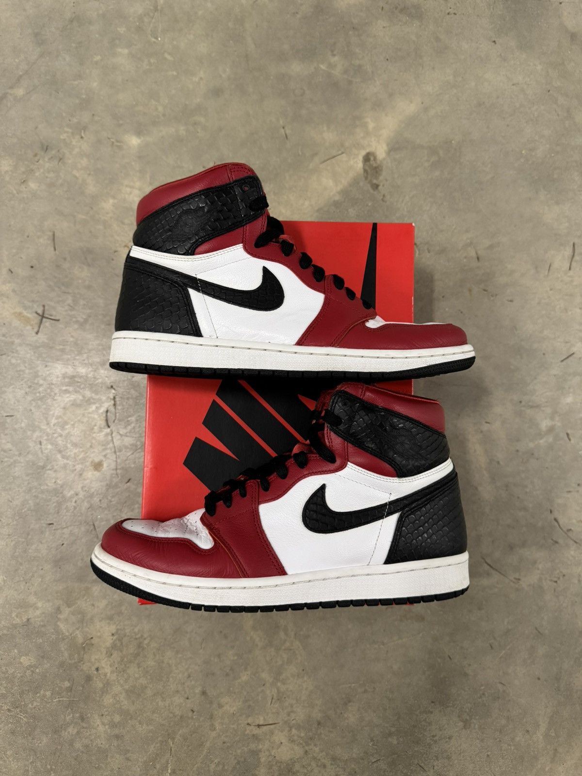 Jordan Brand Jordan 1 Retro High OG WMNS Satin Snakeskin Size 9.5W Size US 9.5 / IT 39.5 - 2 Thumbnail