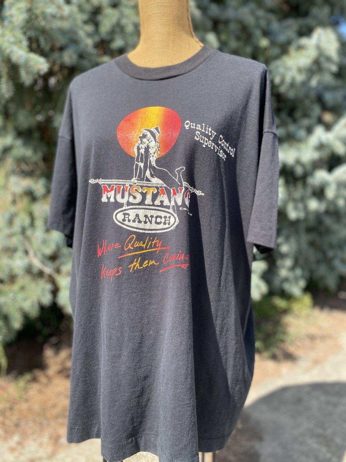 Fruit Of The Loom Vintage 1984 Mustang Ranch Sunset Cowgirl Blk Tshirt XXL Size US XXL / EU 58 / 5 - 1 Thumbnail
