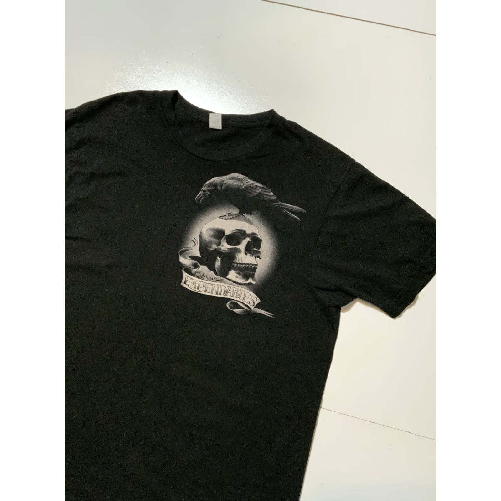 Tultex VINTAGE The Expendables Skull & Crow Movie Film Promo Graphic Black S/S T-Shirt Sz. L Mens Shirt Regular Size L Size L Black Movie Graphic Tultex Size US L / EU 52-54 / 3 - 3 Thumbnail