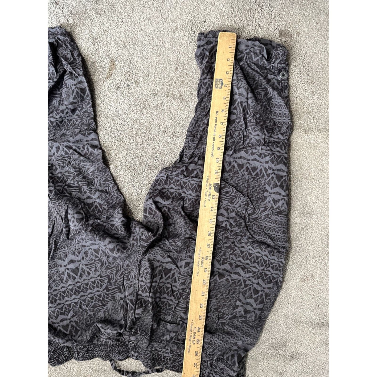 Gloria Vanderbilt Gloria Vanderbilt Casuals Women's Capri Pants Sz 18 Cotton Rayon Aztec Print Gray Plus Size Pockets Elastic Waist Drawstring Size 40" / US 18 - 5 Thumbnail