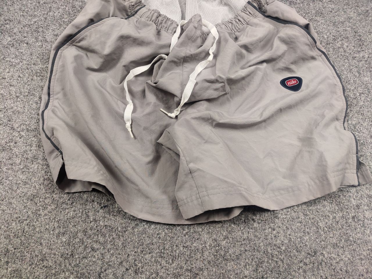 Nike Vintage Nike Casual Swoosh Gray Logo Shorts Y2K Style Size US 34 / EU 50 - 6 Thumbnail