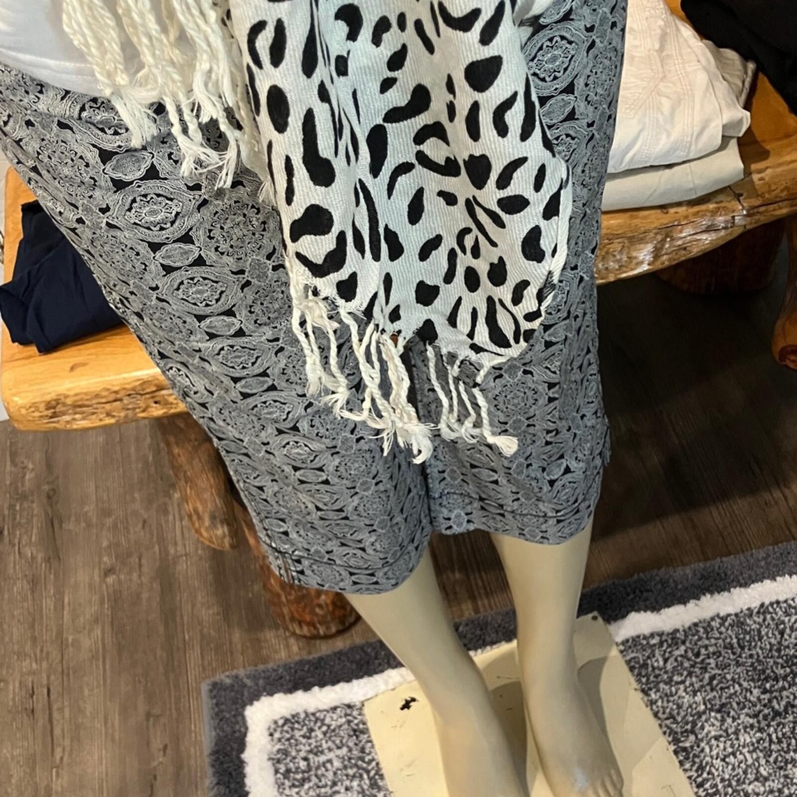 Other Elegant Black and White Leopard Print Scarf Size ONE SIZE - 4 Thumbnail