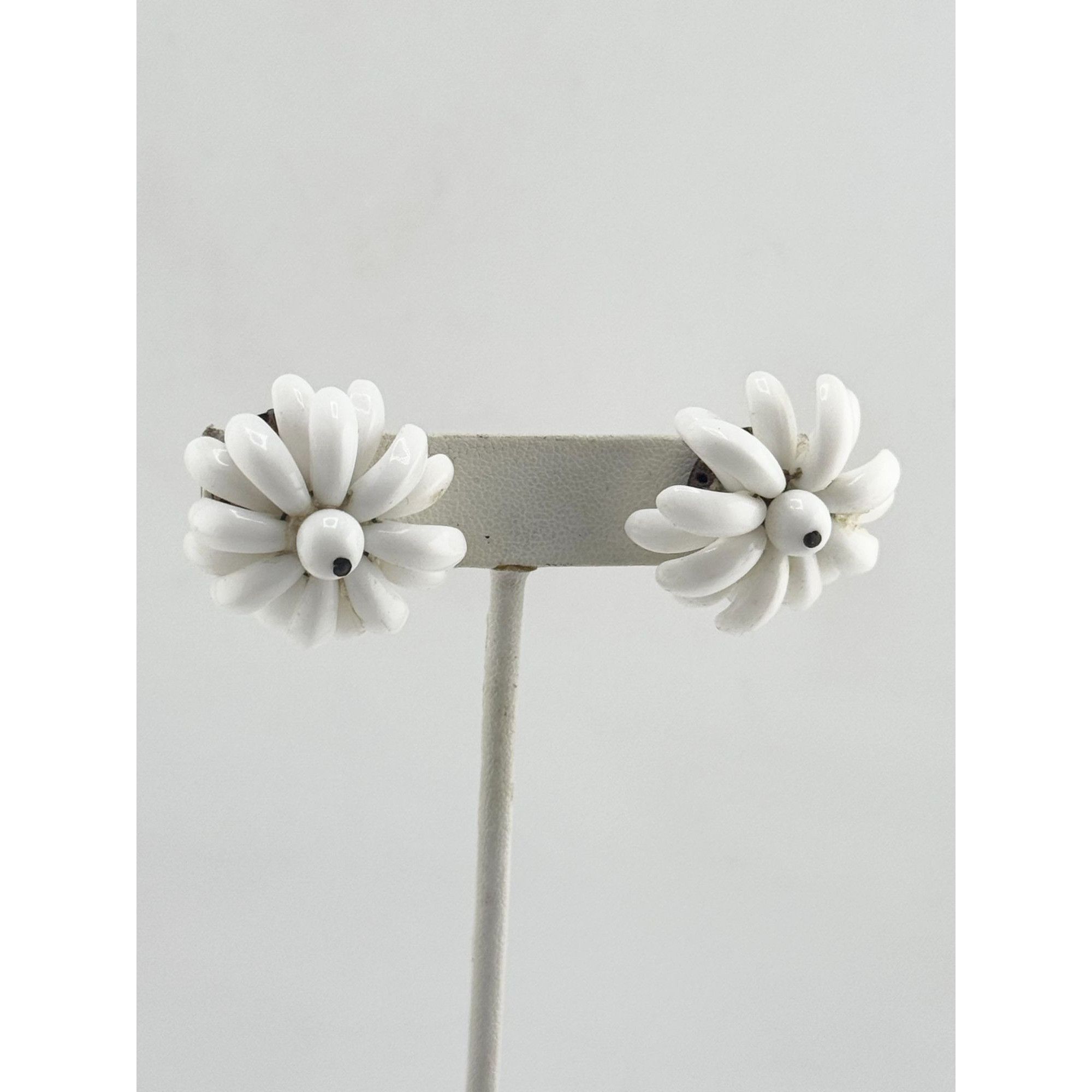Vintage Vintage white milk glass flower screw back earrings Size ONE SIZE - 4 Thumbnail