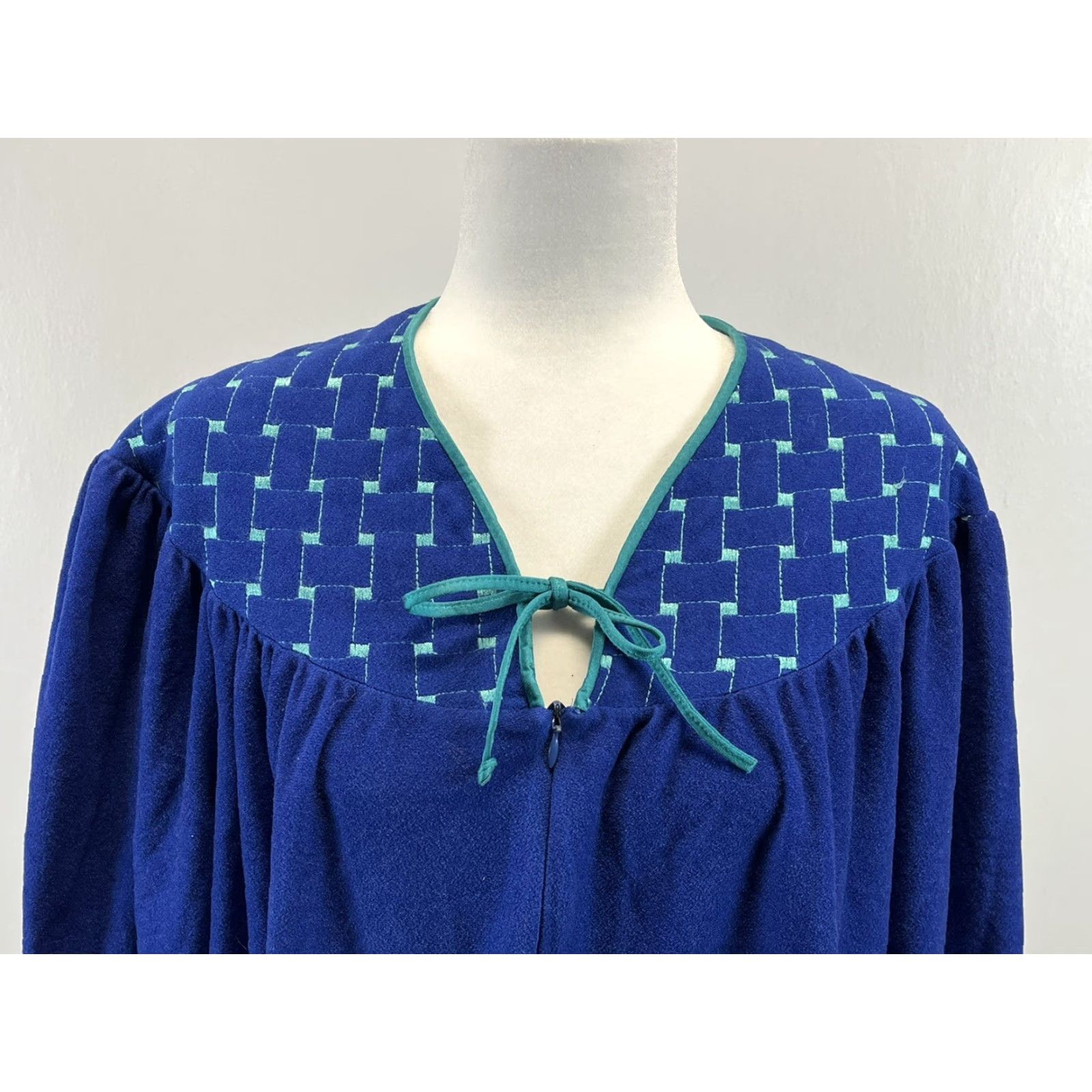 Vintage Vintage Vanity Fair Robe House Coat Sz M Royal Blue GUC Made In USA Front Zip Size ONE SIZE - 3 Thumbnail