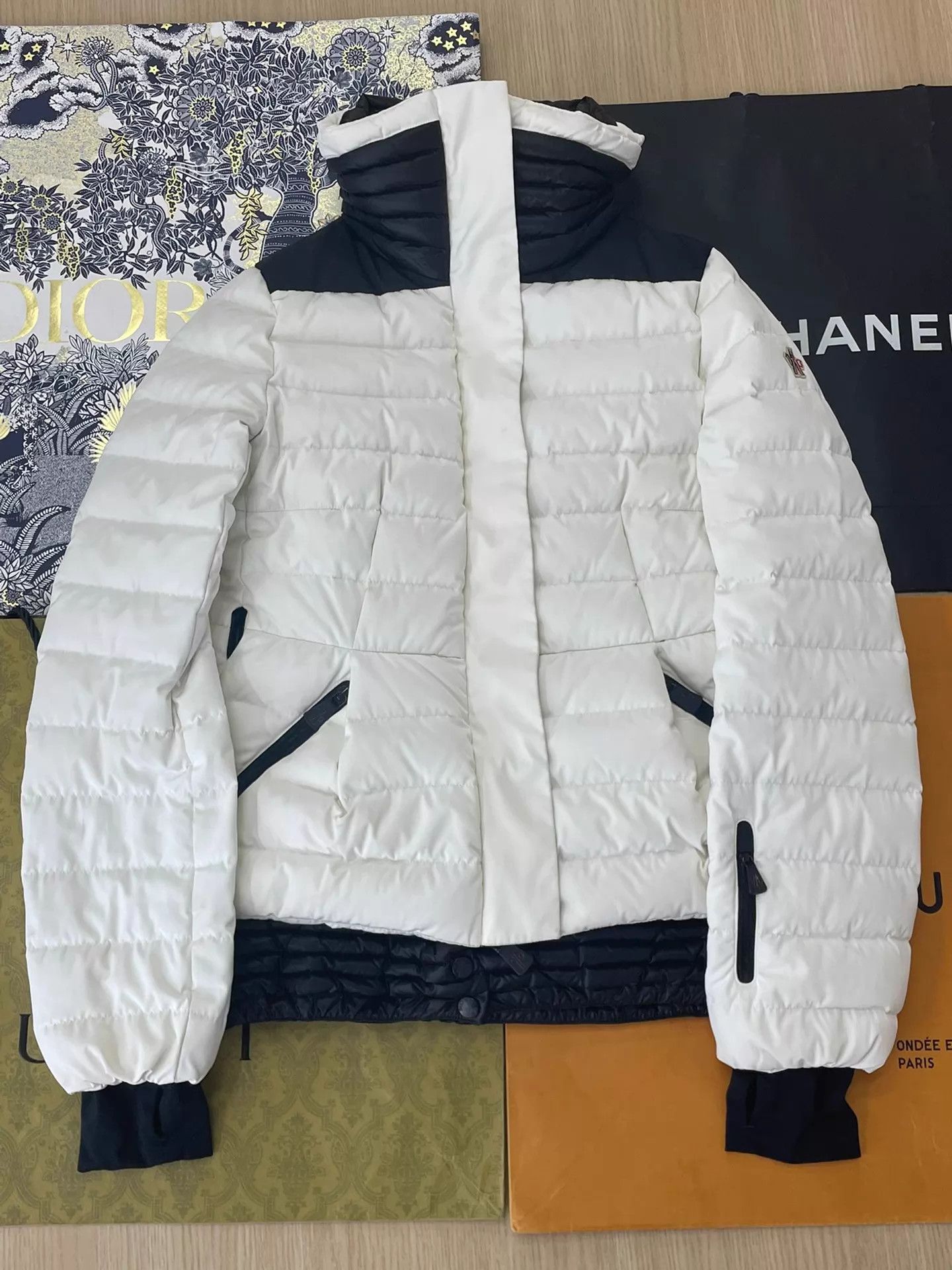 Moncler Moncler White & Black Puffer Jacket Size 1 Classic Size US S / EU 44-46 / 1 - 1 Thumbnail