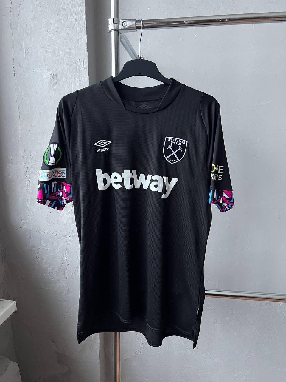 Umbro 2023 WEST HAM UNITED SPECIAL WINNERS SOCCER JERSEY SHIRT XL Size US XL / EU 56 / 4 - 2 Thumbnail
