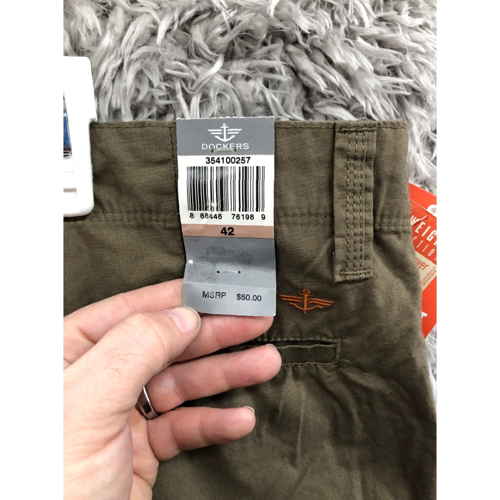 Dockers Dockers Cargo Shorts Mens Size 42 Mid Rise Dark Wash Beige Shorts Size US 42 / EU 58 - 6 Thumbnail