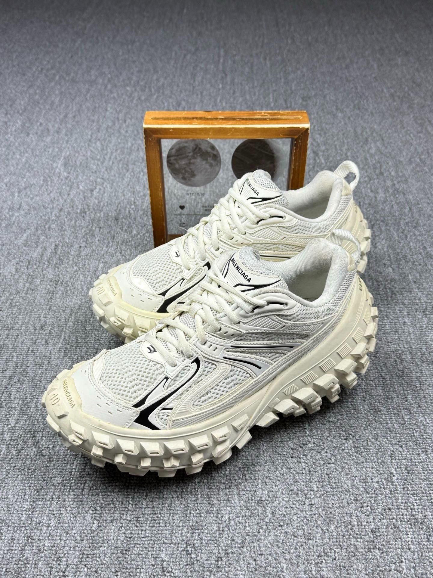 Balenciaga Balenciaga White Lowtop Sneakers 7 Men Size US 7 / EU 40 - 1 Thumbnail