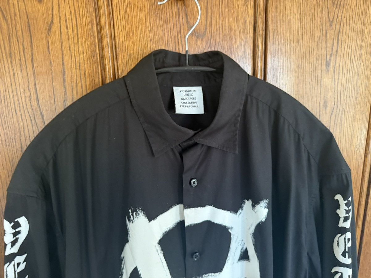 Vetements Vetements double anarchy oversized logo black white shirt Size US S / EU 44-46 / 1 - 10 Thumbnail