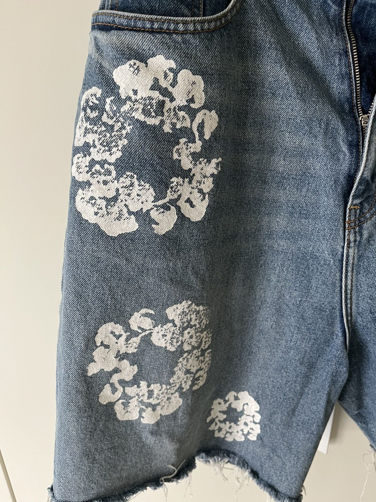 DENIM TEARS × Levi's Denim Tears x Levi’s - Cotton Wreath Shorts Light Wash Size US 32 / EU 48 - 9 Thumbnail