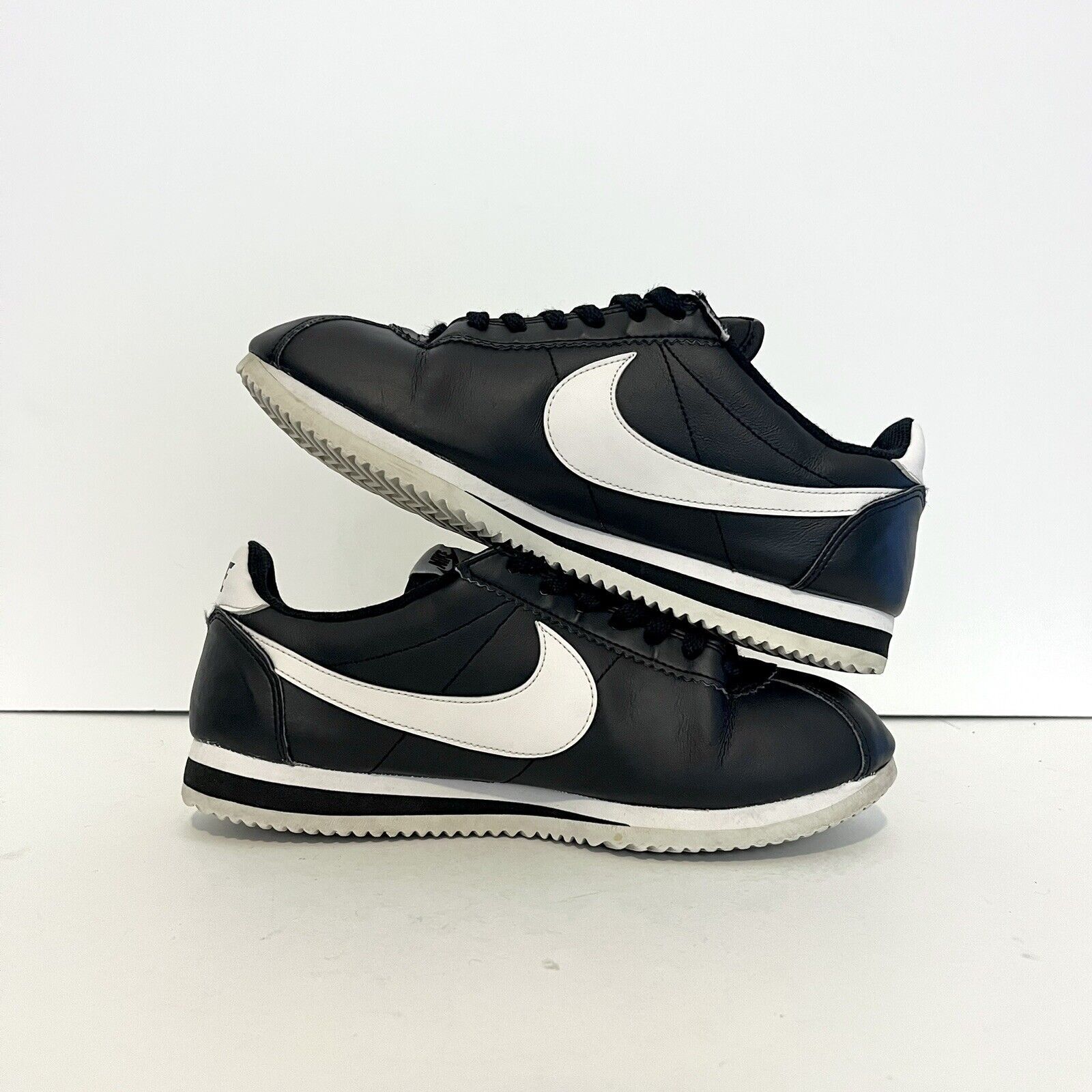 Nike 2016 Wmns Nike Cortez Leather Classic Black White 807471 010 Size US 9 / EU 42 - 6 Thumbnail