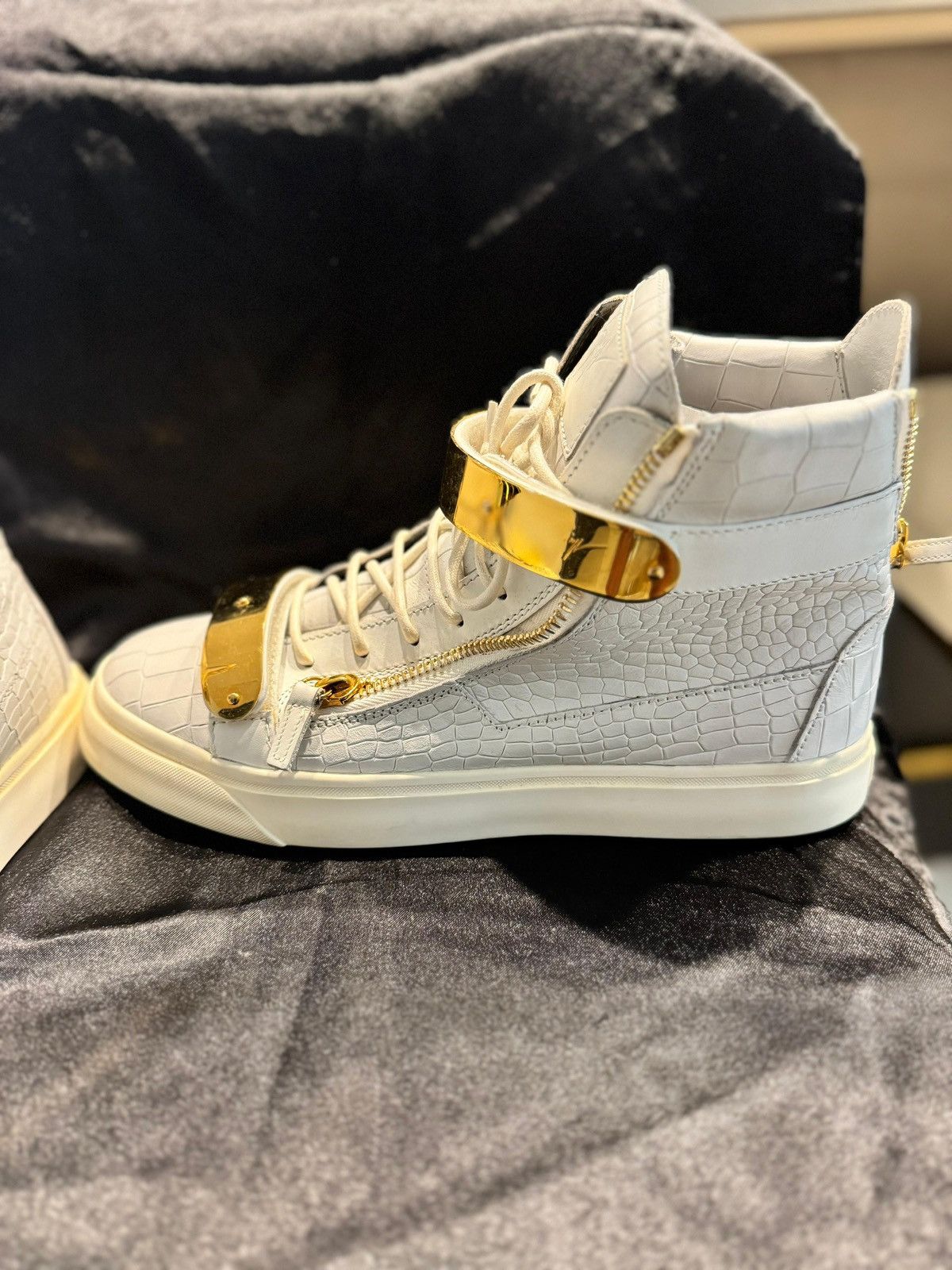 Giuseppe Zanotti Giuseppe Zanotti White High-Top Sneakers with Gold Hardware Size US 10.5 / EU 43-44 - 3 Thumbnail