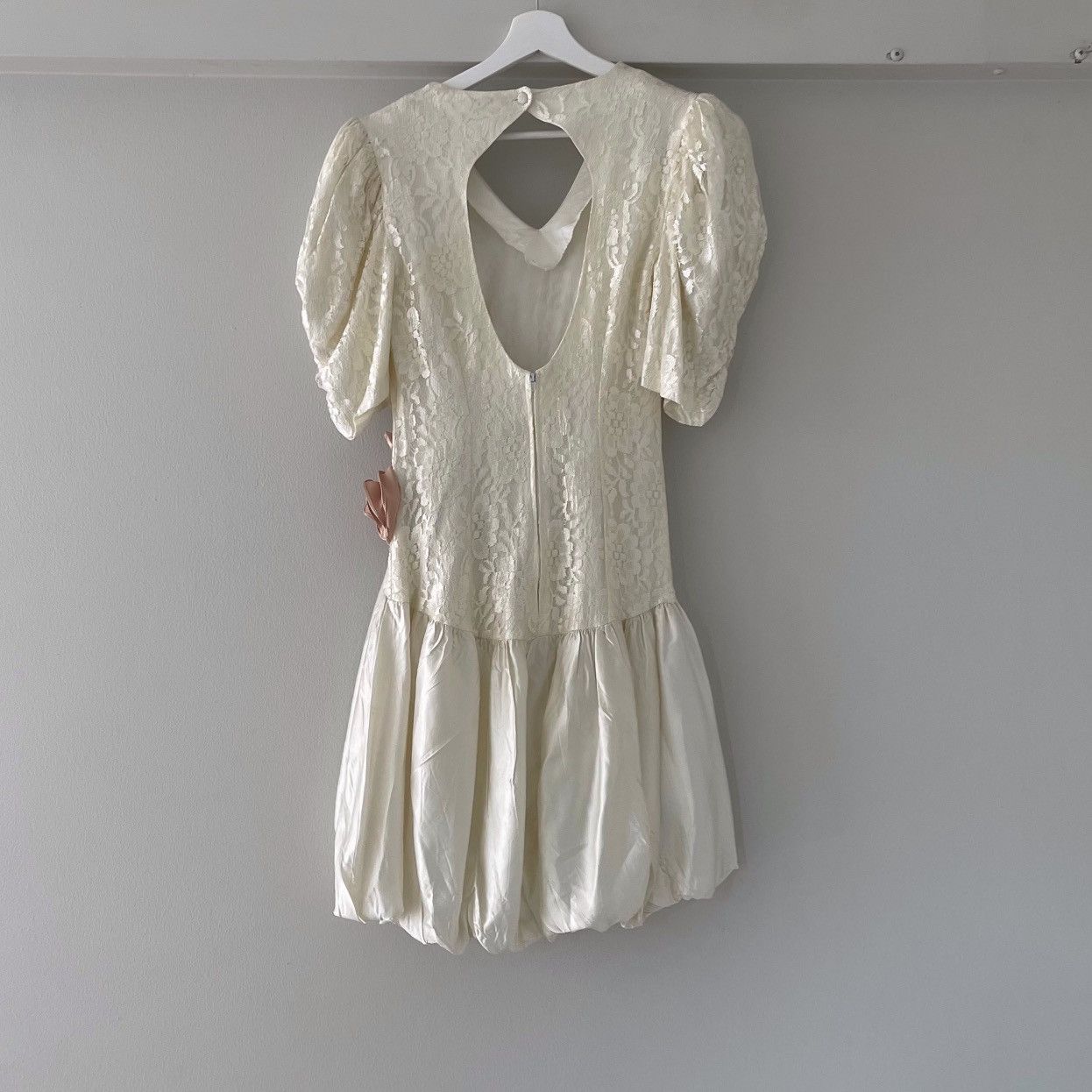 Vintage Vintage 1980s Ivory Satin & Lace Puff Sleeve Dress (XS-S) Size S / US 4 / IT 40 - 8 Thumbnail