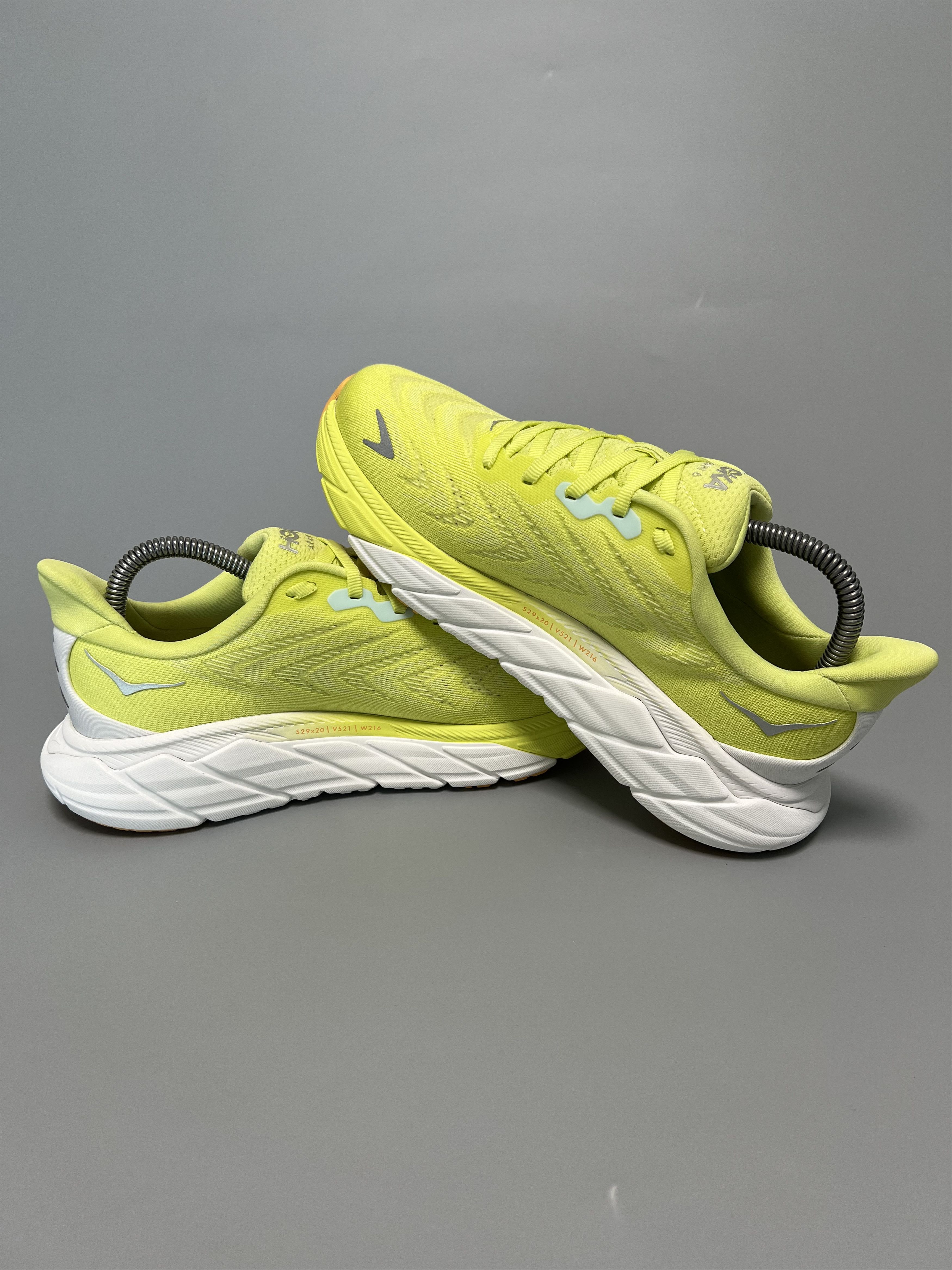 Hoka 7B Hoka One One Arahi 6 Running Shoes 1123195-CGWHT Size US 7 / IT 37 - 5 Thumbnail