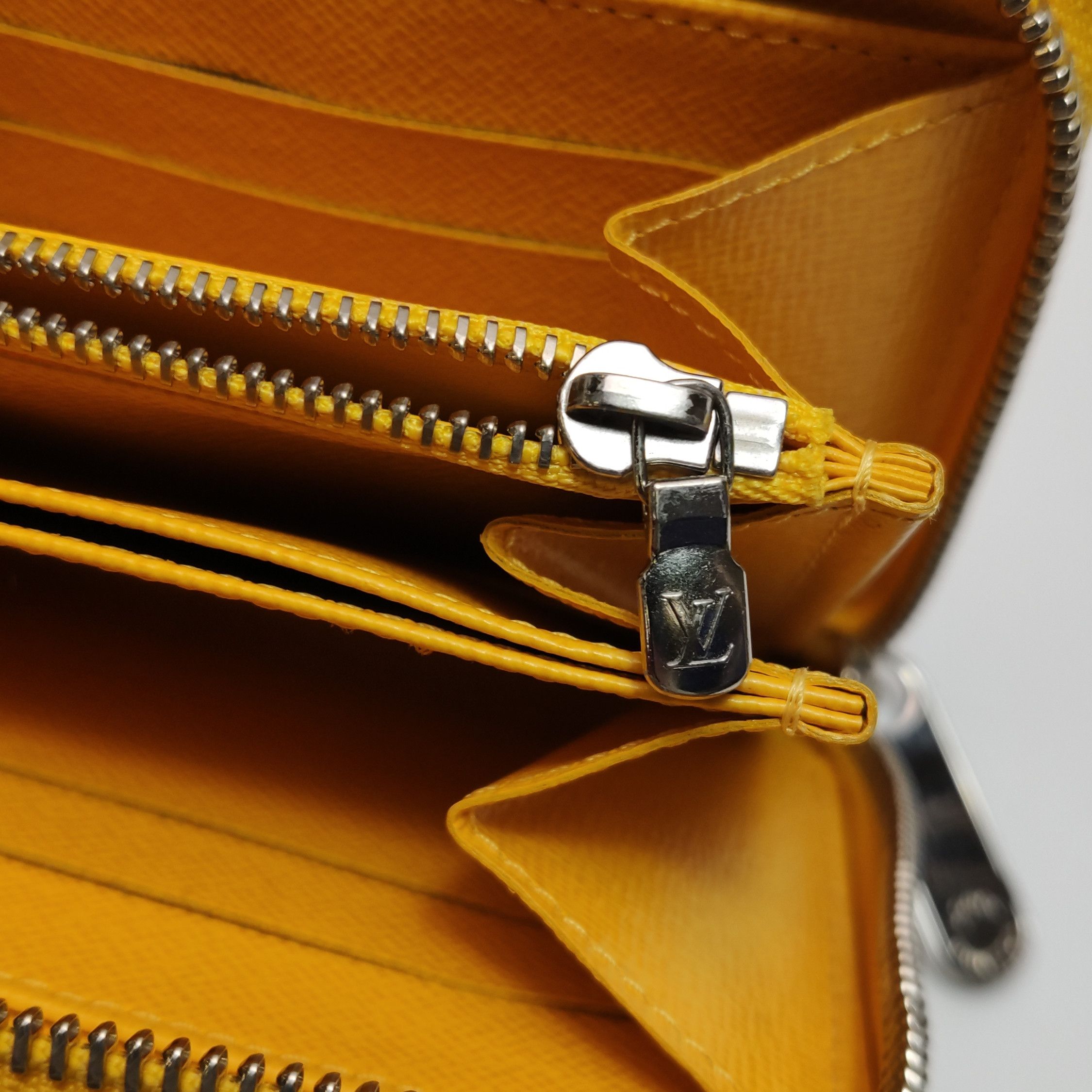 Louis Vuitton Louis Vuitton (LV) Zippy cowhide solid color water ripple z Size ONE SIZE - 5 Thumbnail
