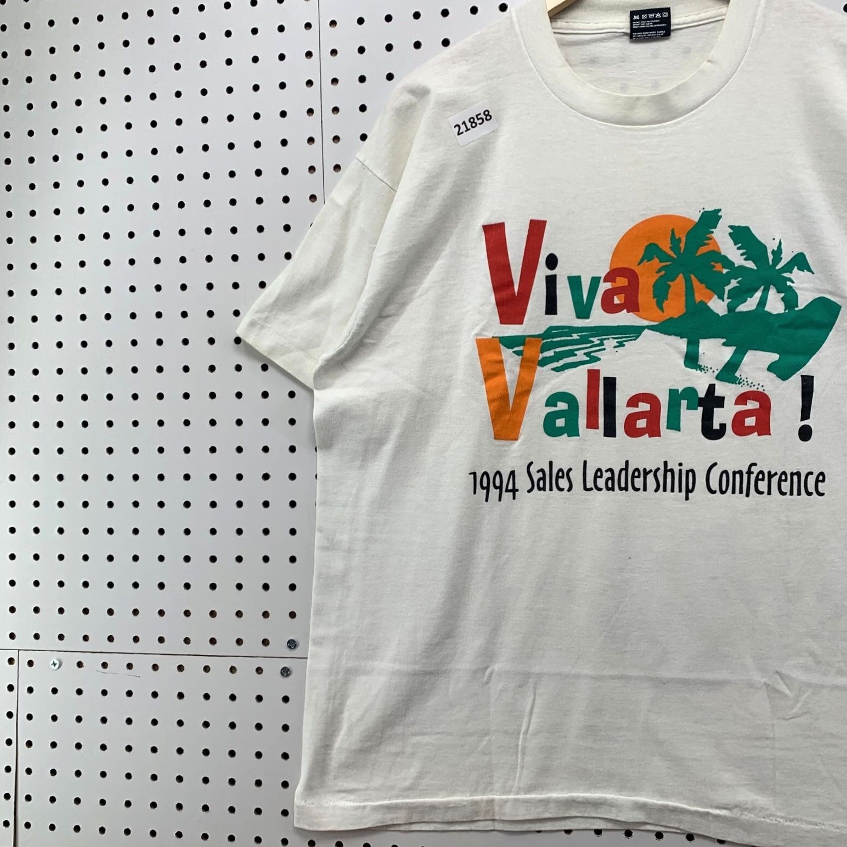 Fruit Of The Loom VINTAGE Wausau Shirt White 1994 Viva Vallarta Single Stitch Mens XL 23x28.5 T-Shirt Fruit of the Loom 90s Beach Size US XL / EU 56 / 4 - 3 Thumbnail
