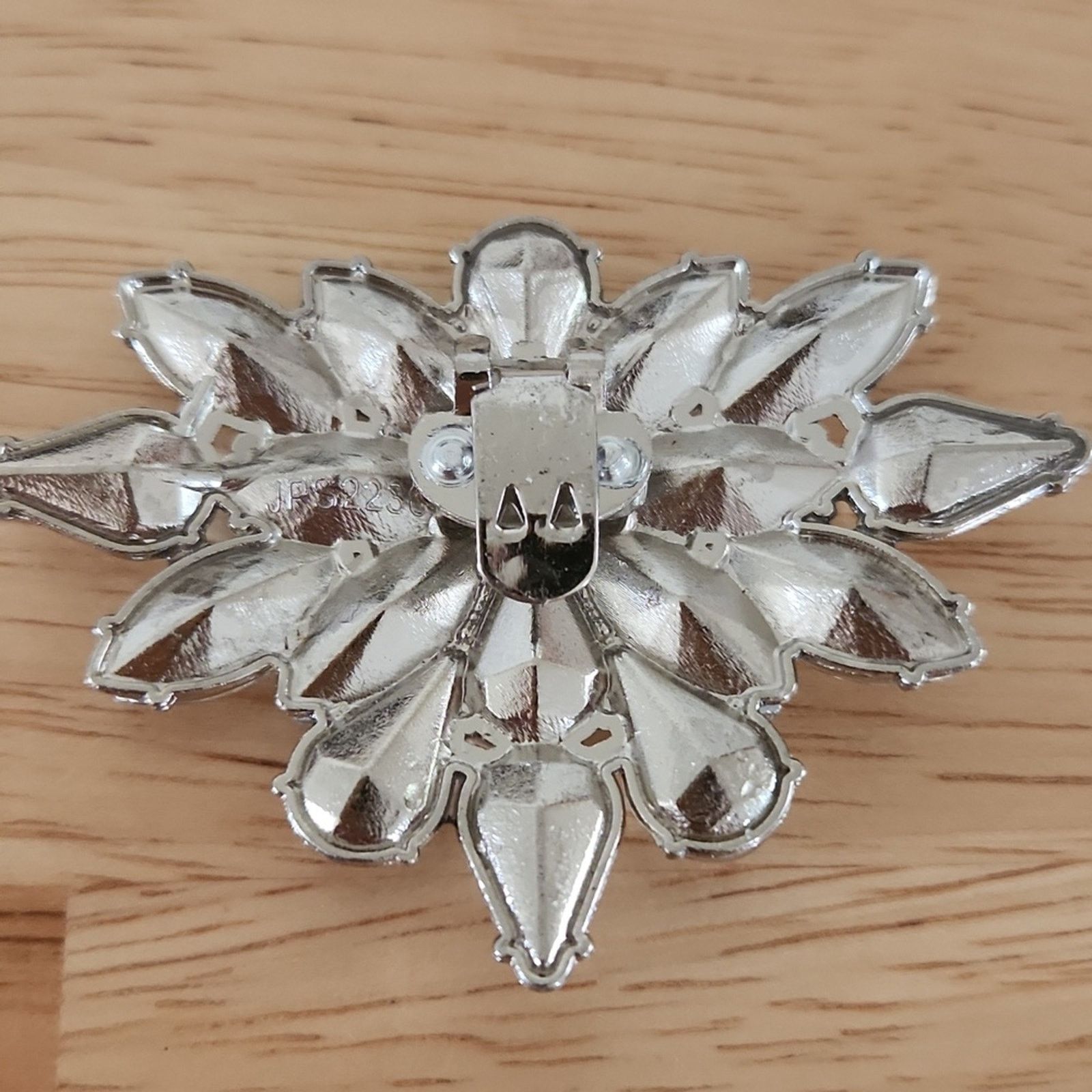 Other ELEGANT ☆ CRYSTAL & SILVERTONE ☆ FLOWER SHOE CLIPS ☆ NIP Size US 4 / IT 34 - 7 Thumbnail