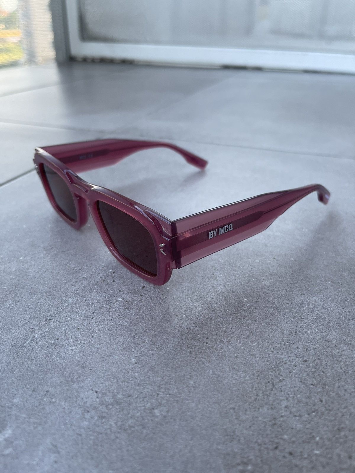 Alexander McQueen !DS! Alexander Mcqueen MQ0359S Tiny Violet Square Sunglasses Size ONE SIZE - 7 Thumbnail