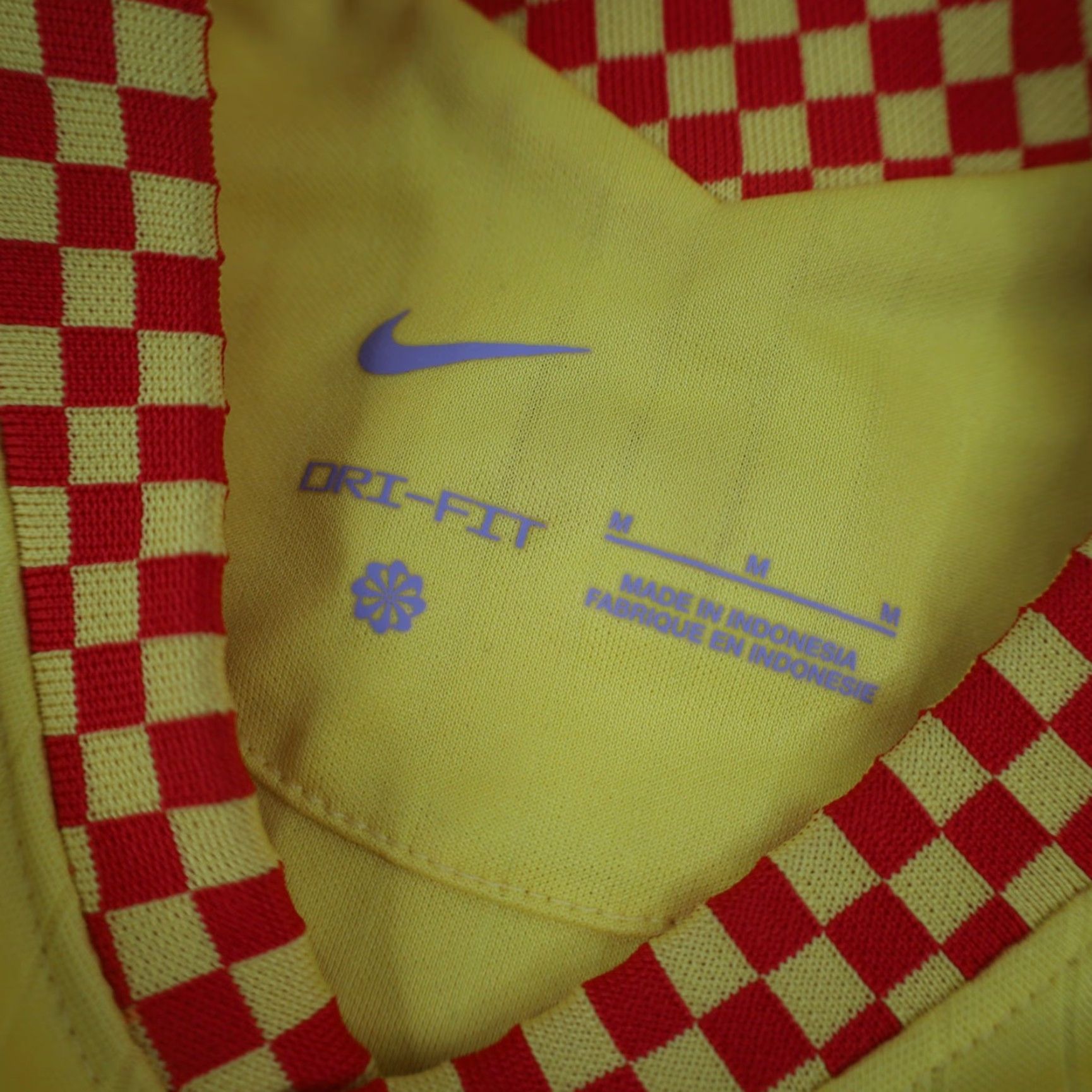 Nike VINTAGE Nike L.F.C Mens Medium Liverpool Soccer Jersey Yellow Size US M / EU 48-50 / 2 - 7 Thumbnail