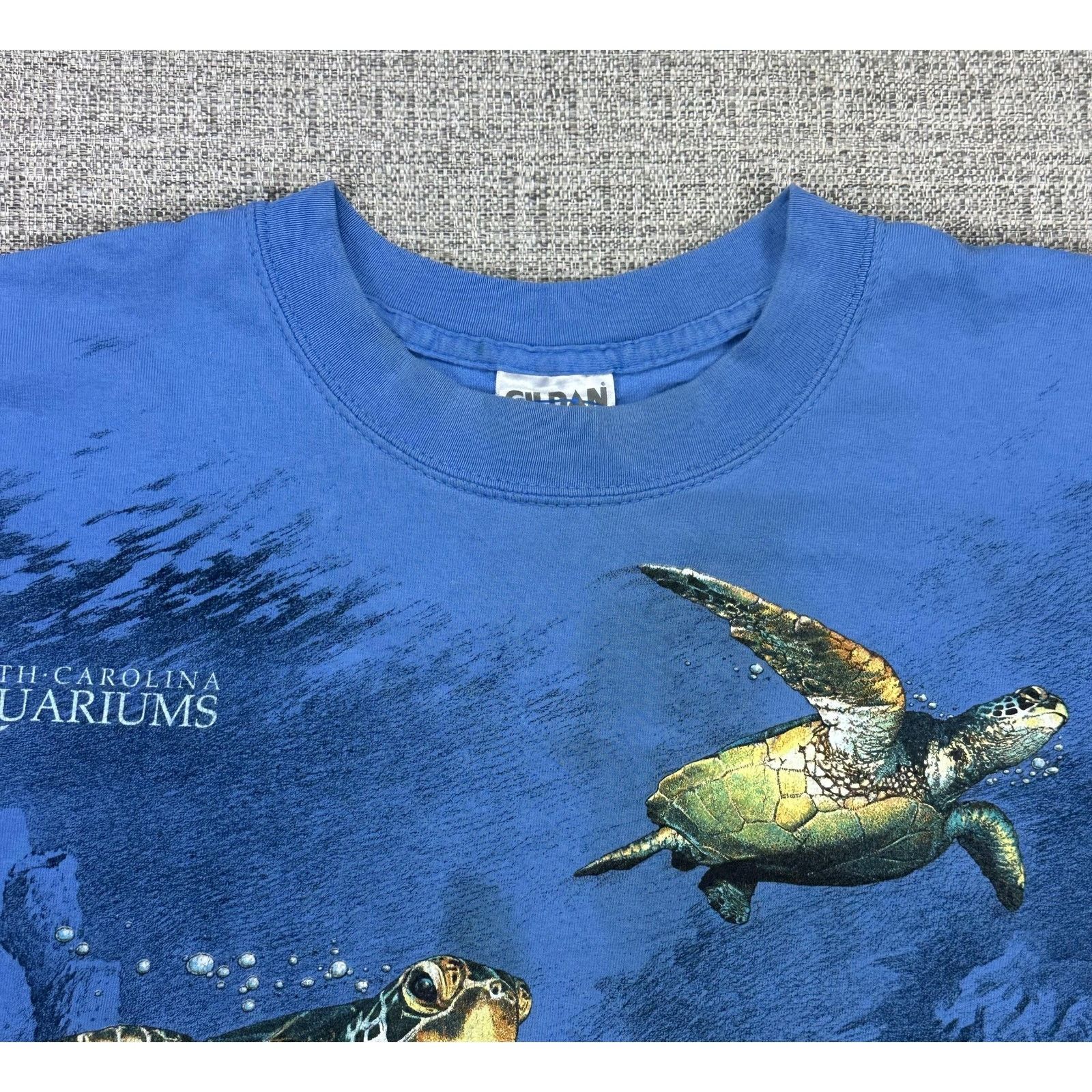 Gildan North Carolina Aquariums Shirt XL Wrap Around Sea Turtles Size US XL / EU 56 / 4 - 8 Thumbnail