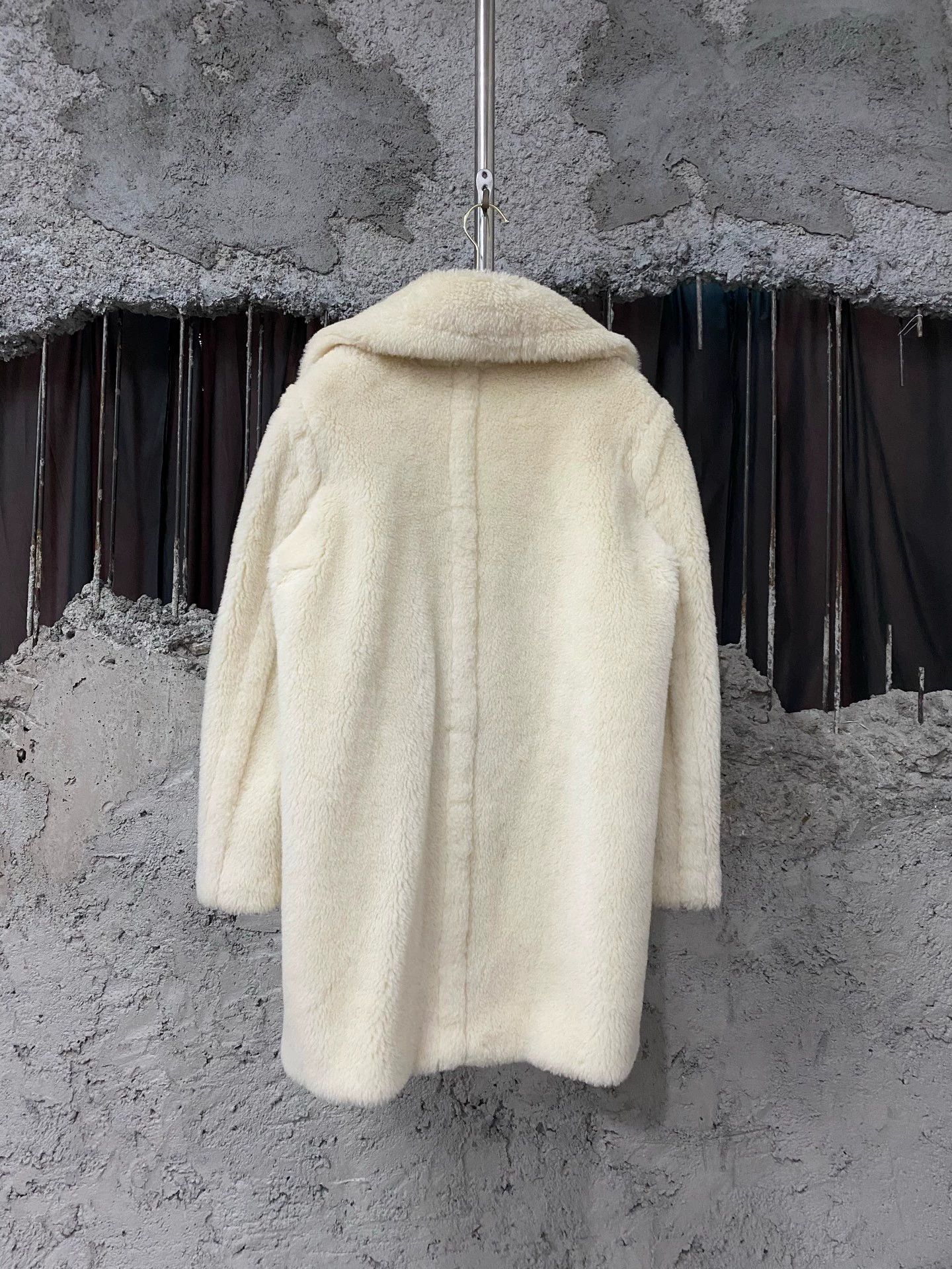 Max Mara MaxMara White Short Teddy Coat Size S / US 4 / IT 40 - 2 Thumbnail