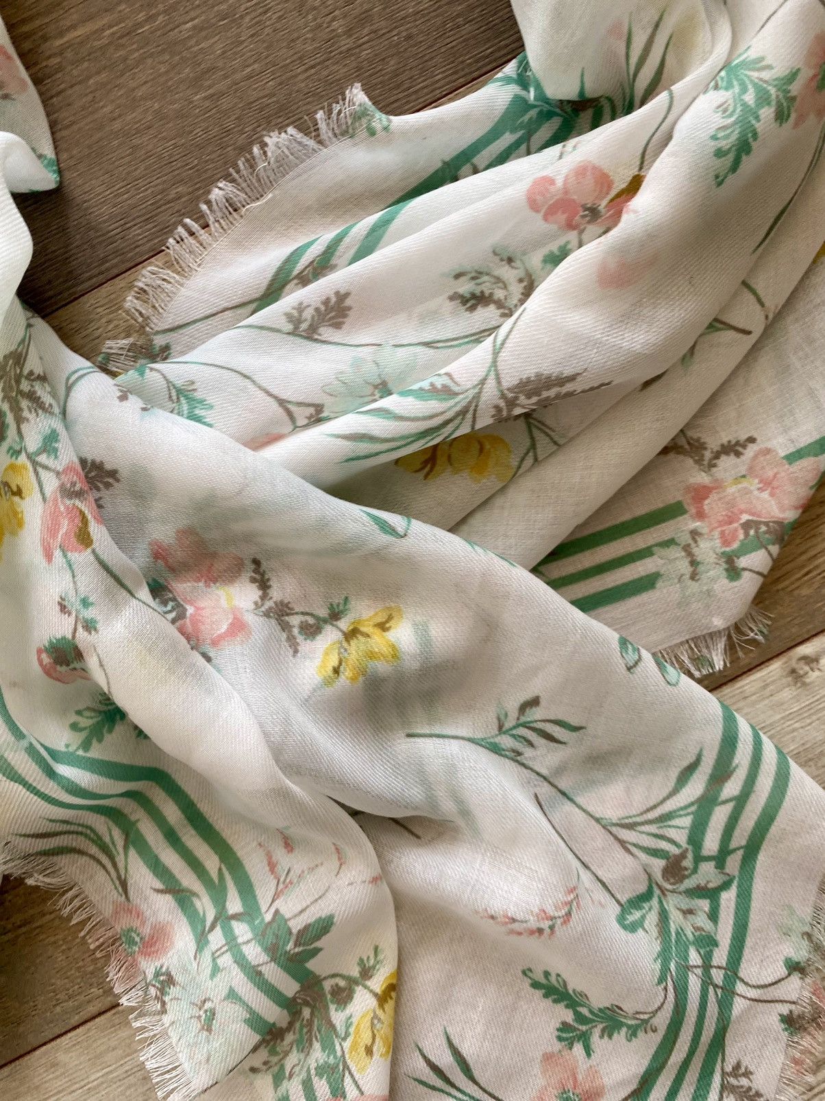 Other BEAUTIFUL VINTAGE LARGE FRAYED FLORAL SHAWL SCARF Size ONE SIZE - 7 Thumbnail