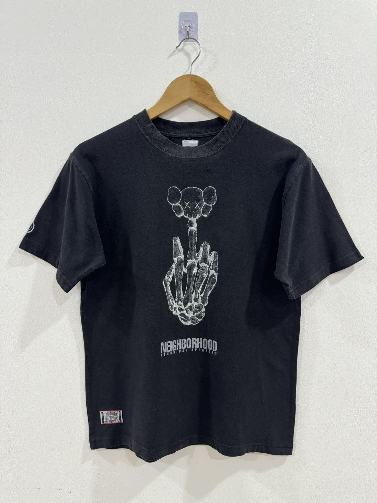 Kaws KAWS NEIGHBORHOOD ORIGINALFAKE SKULL MIDDLE FINGER SHIRT Size US S / EU 44-46 / 1 - 1 Thumbnail