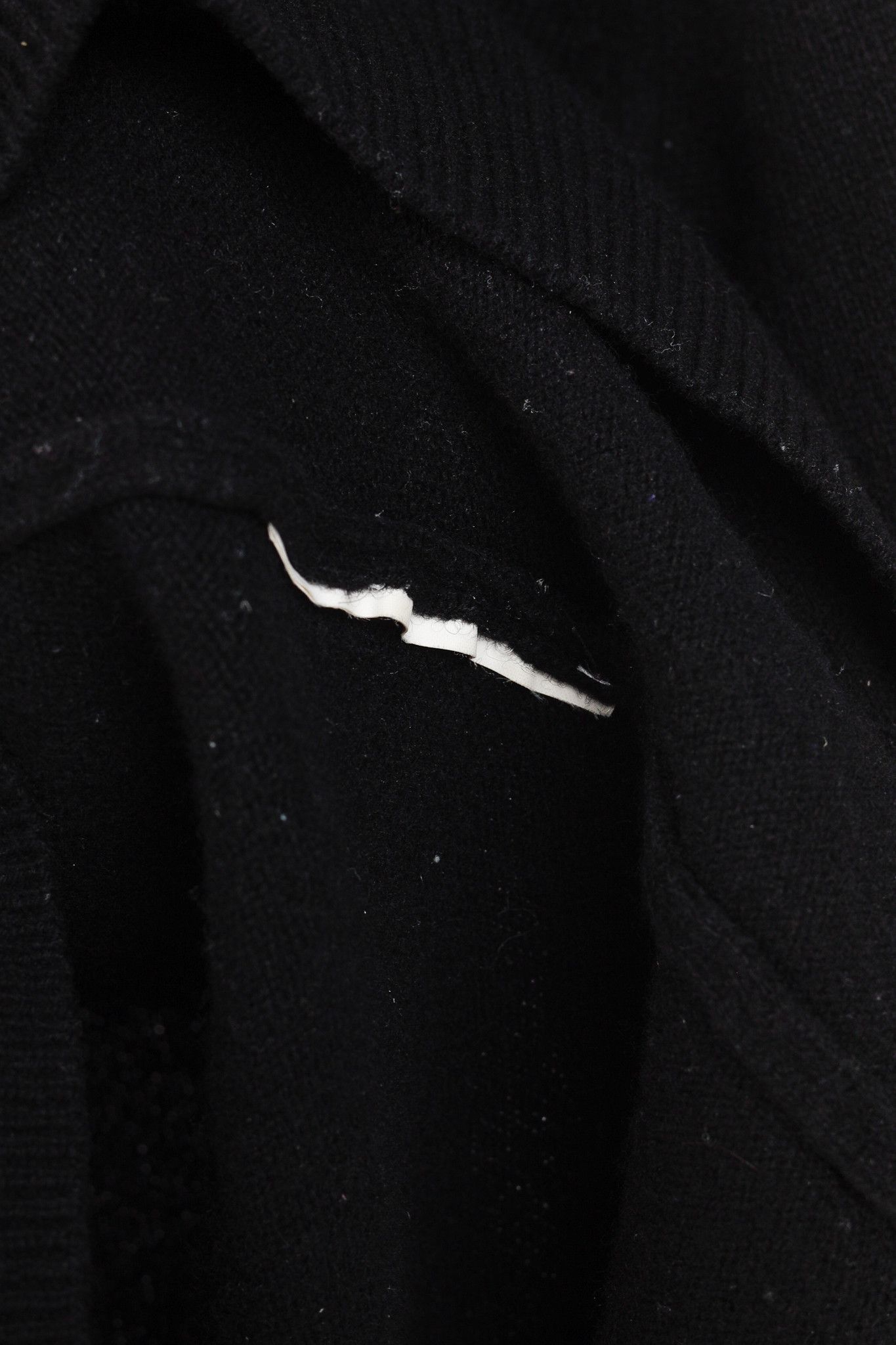 Comme des Garcons Comme des Garcons PLAY Black V-Neck Heart-Logo Sweater Size L / US 10 / IT 46 - 8 Thumbnail