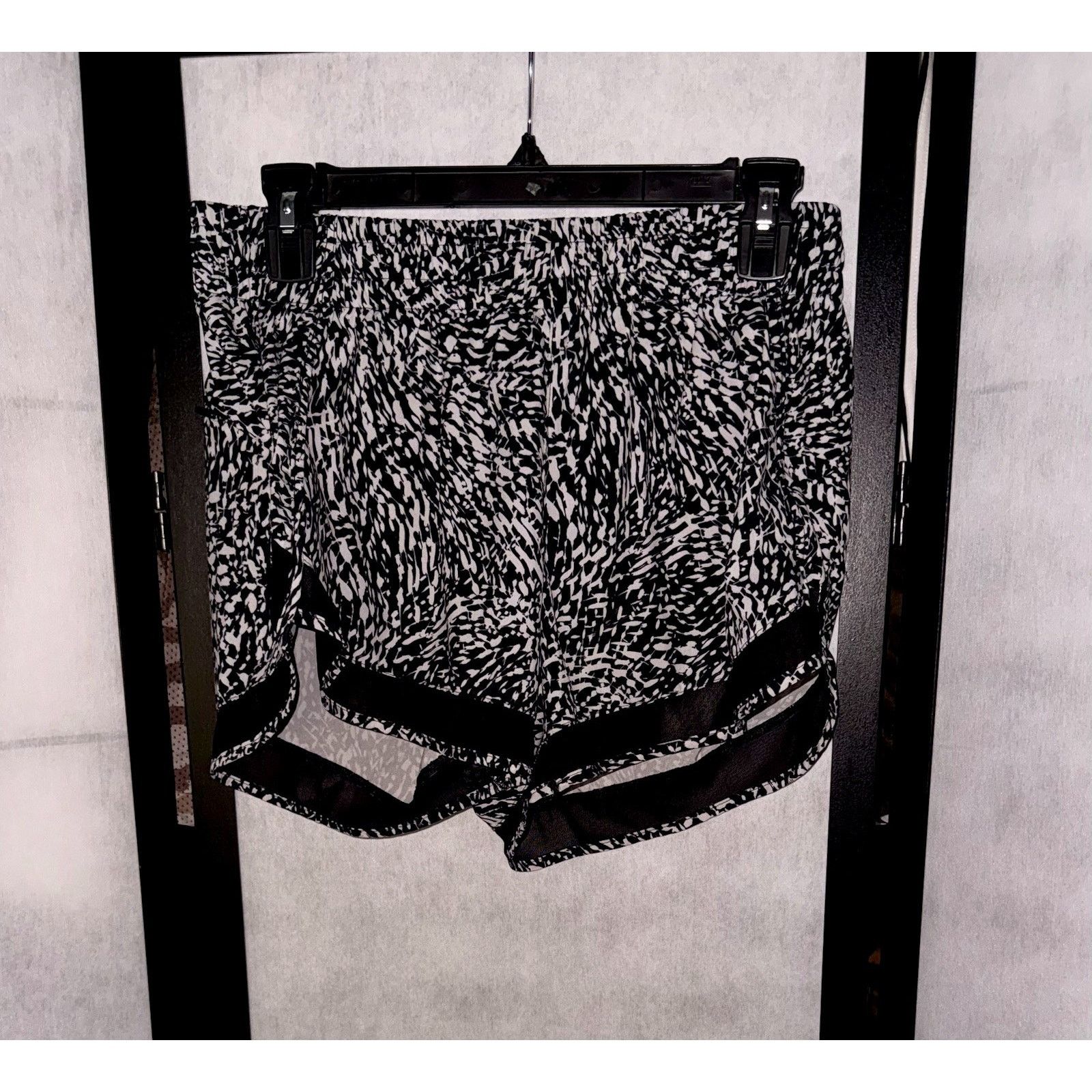 Athleta Athleta Printed Mesh Racer Run Shorts Black White Size S Size 27" / US 4 / IT 40 - 4 Thumbnail