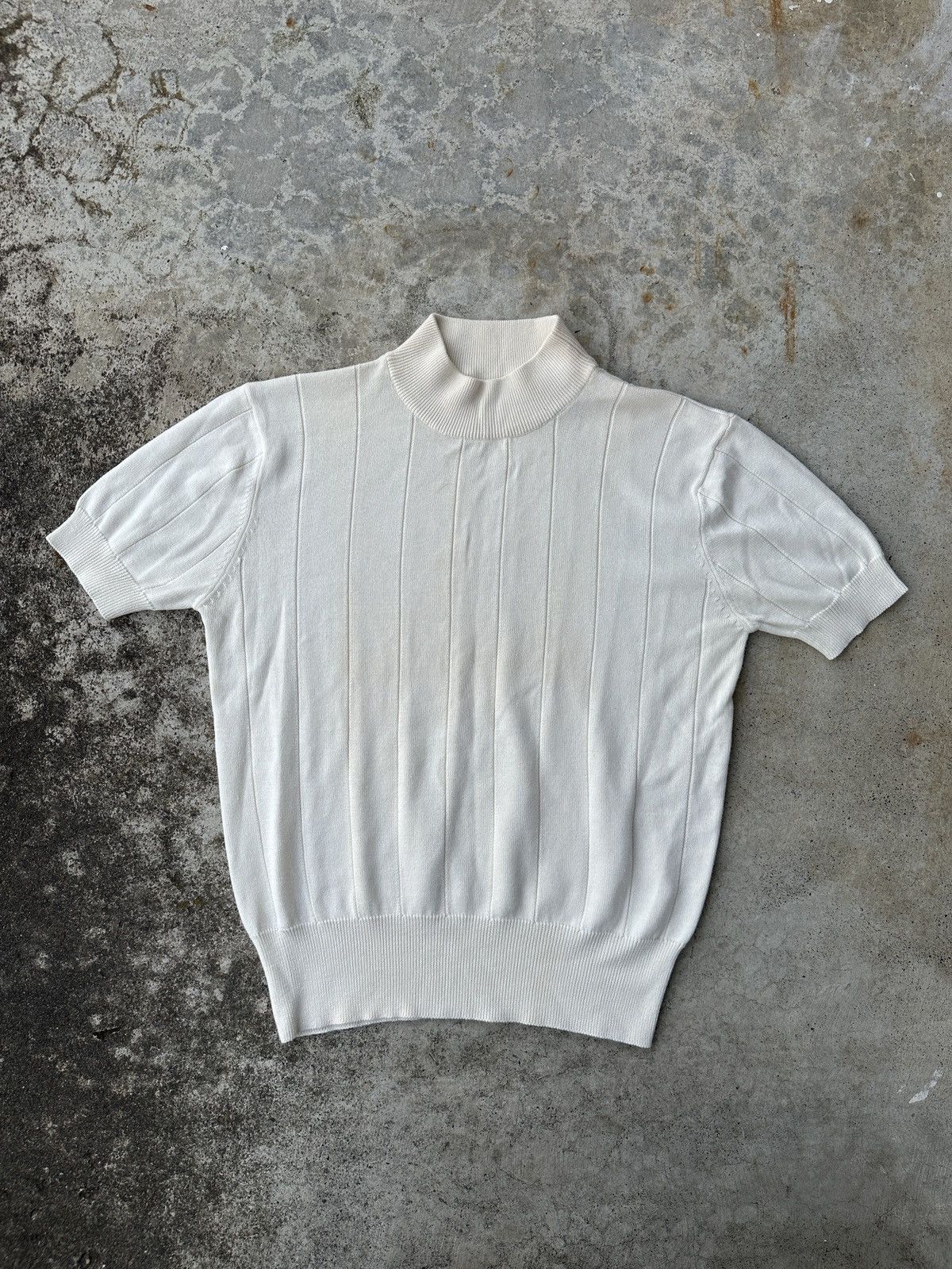 Ivory vertical ribbed knit moc neck sweater short sleeve tee