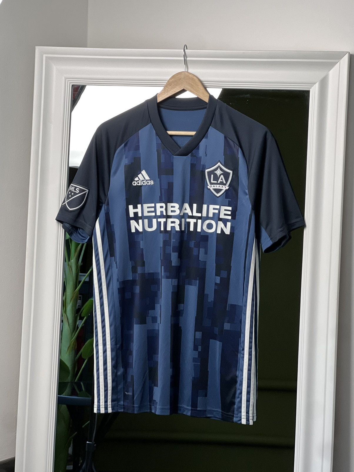 Adidas Adidas LA Galaxy M 2018 Away Shirt Herbalife Sponsor MLS Size US M / EU 48-50 / 2 - 3 Thumbnail