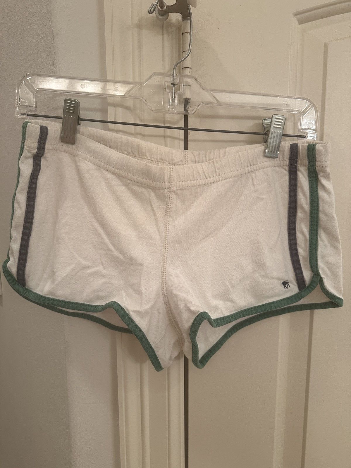 Abercrombie & Fitch Women’s Abercrombie Varsity Prep white shorts. Size S Size 27" / US 4 / IT 40 - 1 Thumbnail