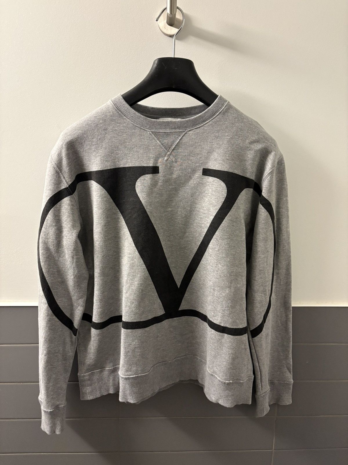 Valentino Valentino V Logo Crewneck Size US L / EU 52-54 / 3 - 1 Thumbnail