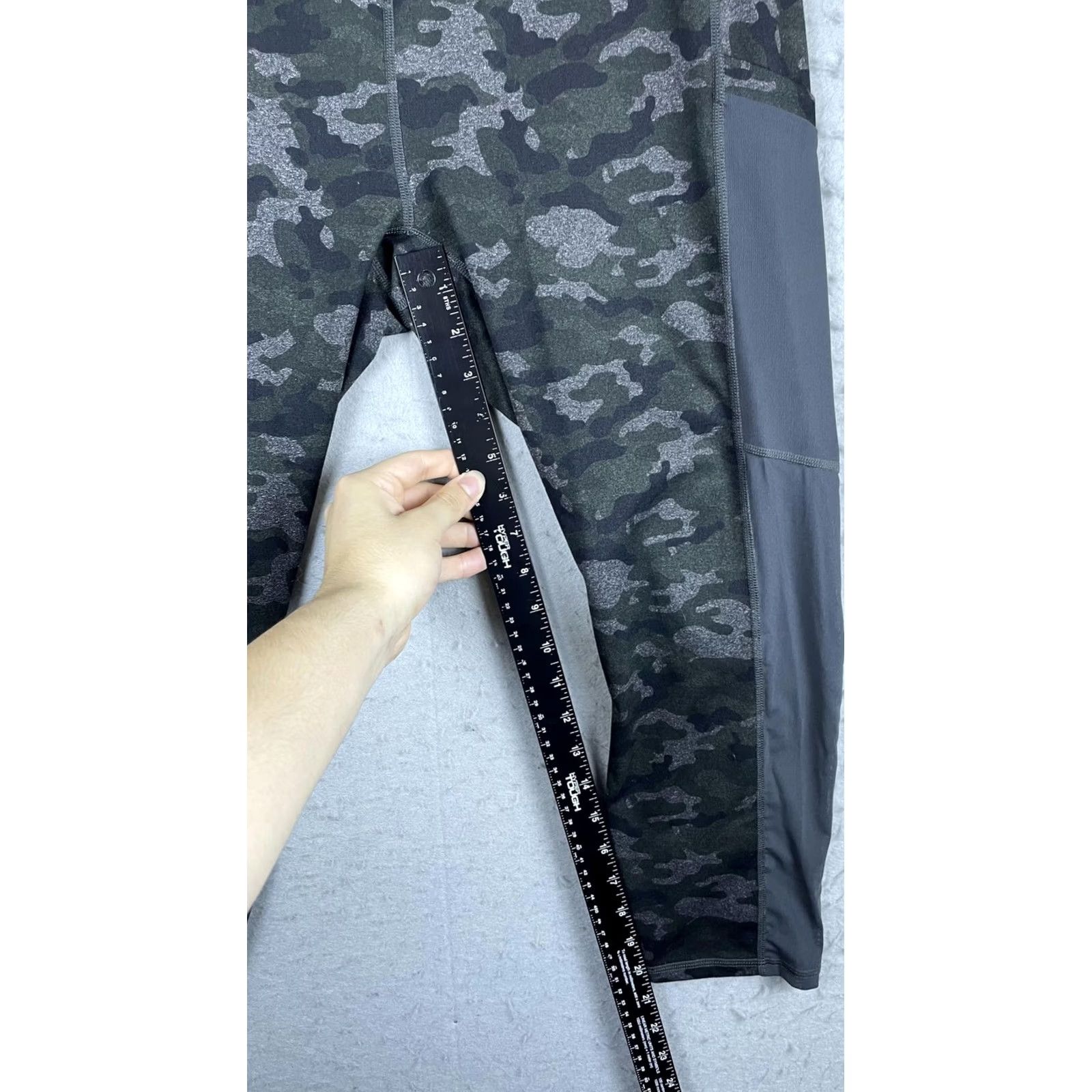 Fabletics Fabletics PowerHold Leggings Womens XL Capri Pockets Compression Camo Size 40" / US 18 - 4 Thumbnail