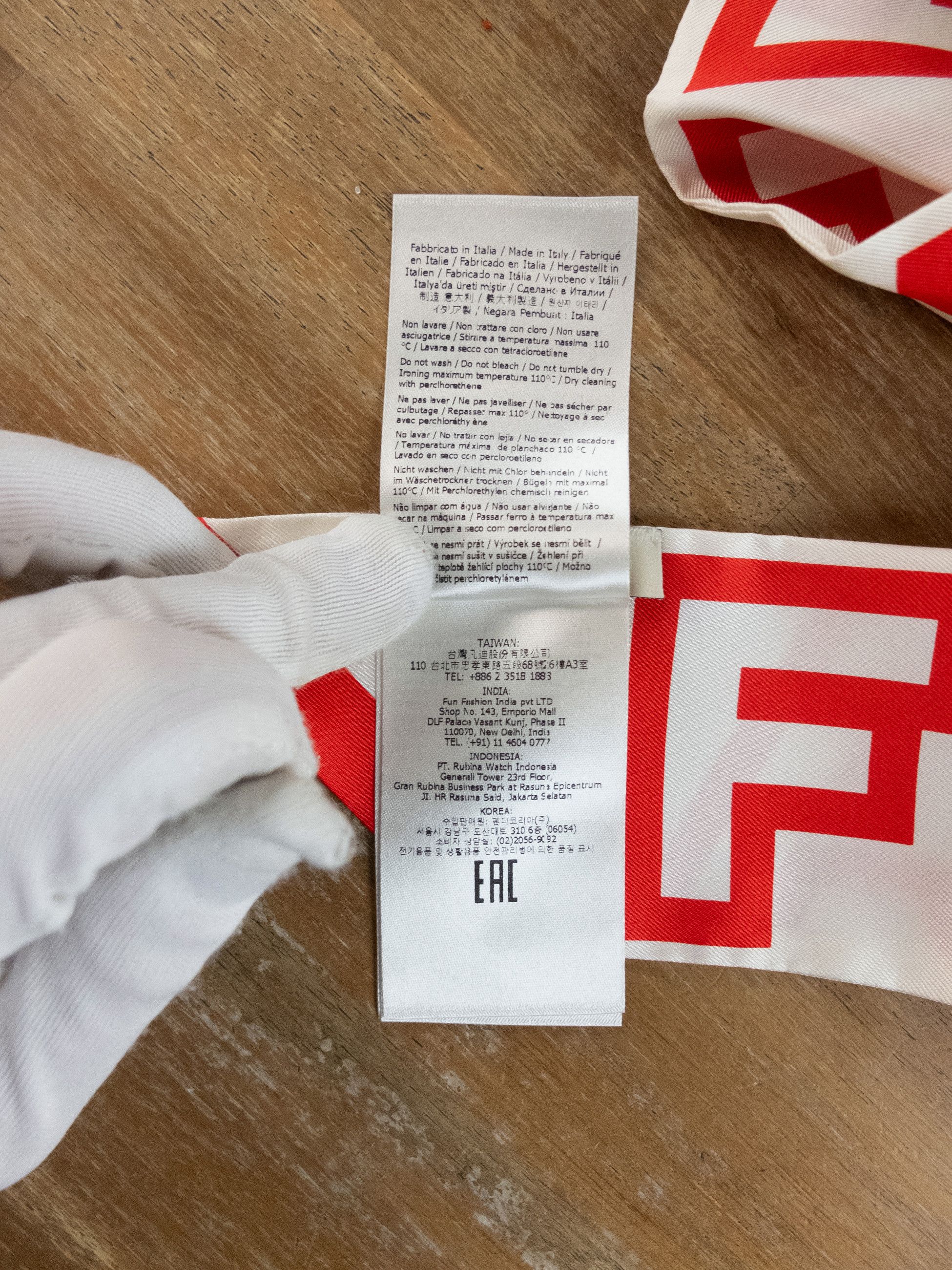 Fendi FENDI x Marc Jacobs white red logo print silk mitzah scarf Size ONE SIZE - 4 Thumbnail