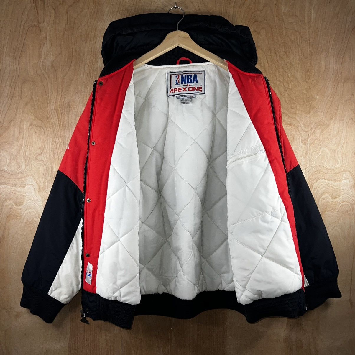 Apex One VINTAGE 90s APEX ONE NBA CHICAGO BULLS LOGO PUFFER JACKET Size US L / EU 52-54 / 3 - 13 Thumbnail