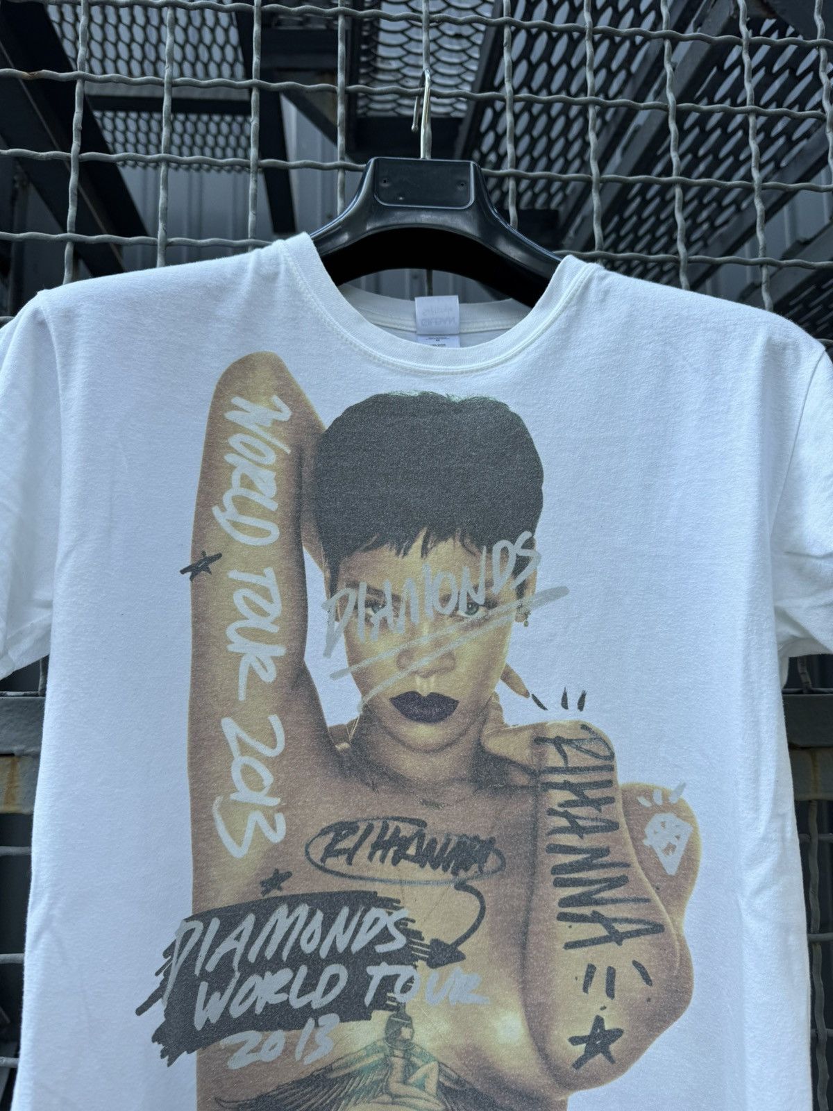 Band Tees Vintage Rihana Diamonds 2013 Tour T shirt Naked Size US M / EU 48-50 / 2 - 9 Thumbnail