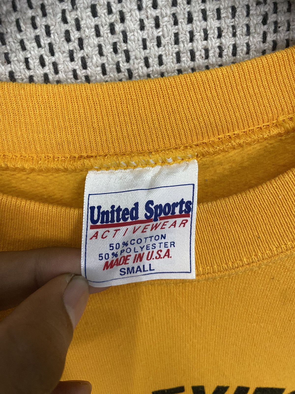 Vintage Vintage 90s leviton sweatshirt crewneck pullover size s Size US S / EU 44-46 / 1 - 5 Thumbnail