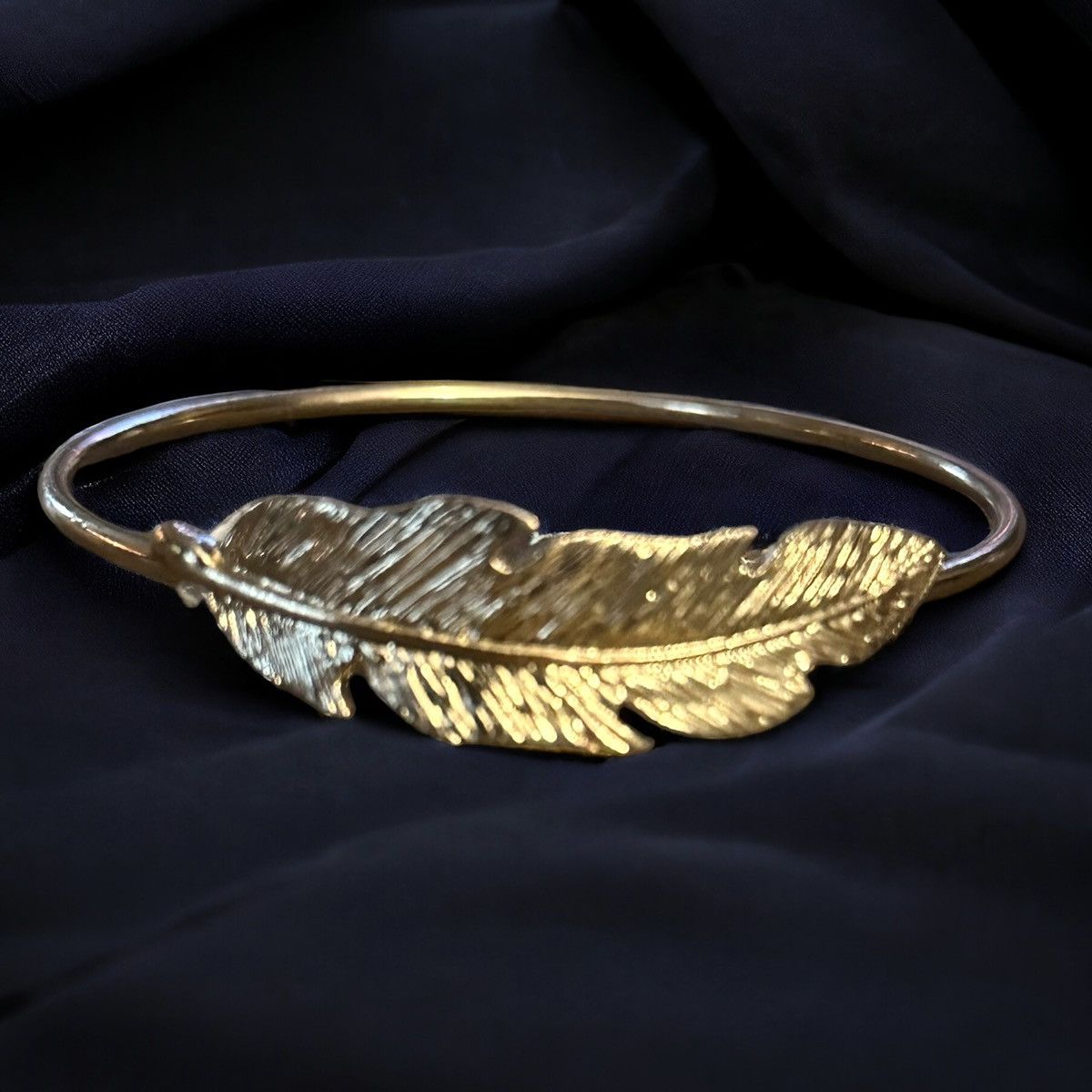 Other Gold tone feather bangle bracelet Size ONE SIZE - 1 Thumbnail
