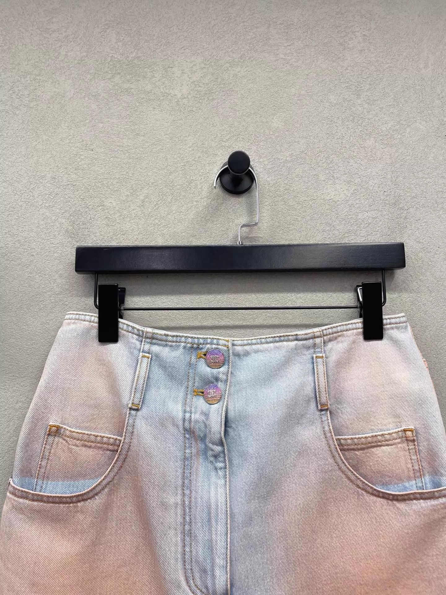 Chanel CHANEL Women's Gradient Blush Straight-Leg Denim Shorts Size 28" / US 6 / IT 42 - 4 Thumbnail