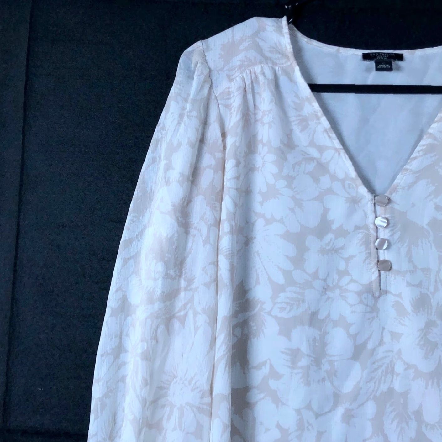 Ann Taylor Ann Taylor Factory Blouse Tan White Floral Lined V Neck Long Sleeve PS Petite Lightweight Sheer Chiffon Floral Pattern Casual Workwear Womens Blouse Size S / US 4 / IT 40 - 4 Thumbnail