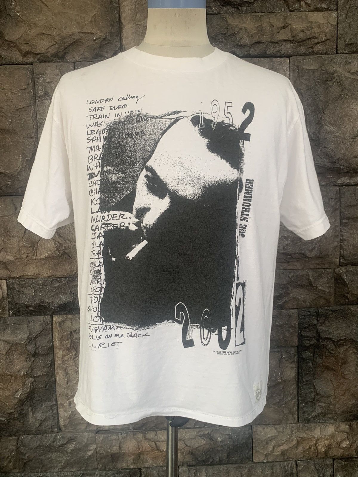 image of Band Tees x Rock T Shirt Vintage Joe Strummer The Clash Rock Band T Shirt in White (Size Medium)