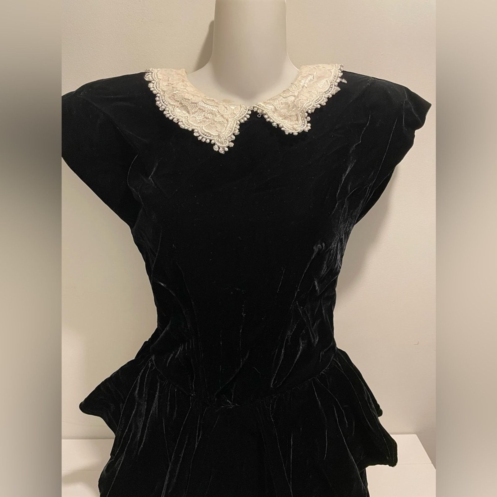 Vintage Zum Zum Vintage Black "Velvet" Peplum Style Dress White Lace Size S / US 4 / IT 40 - 8 Thumbnail