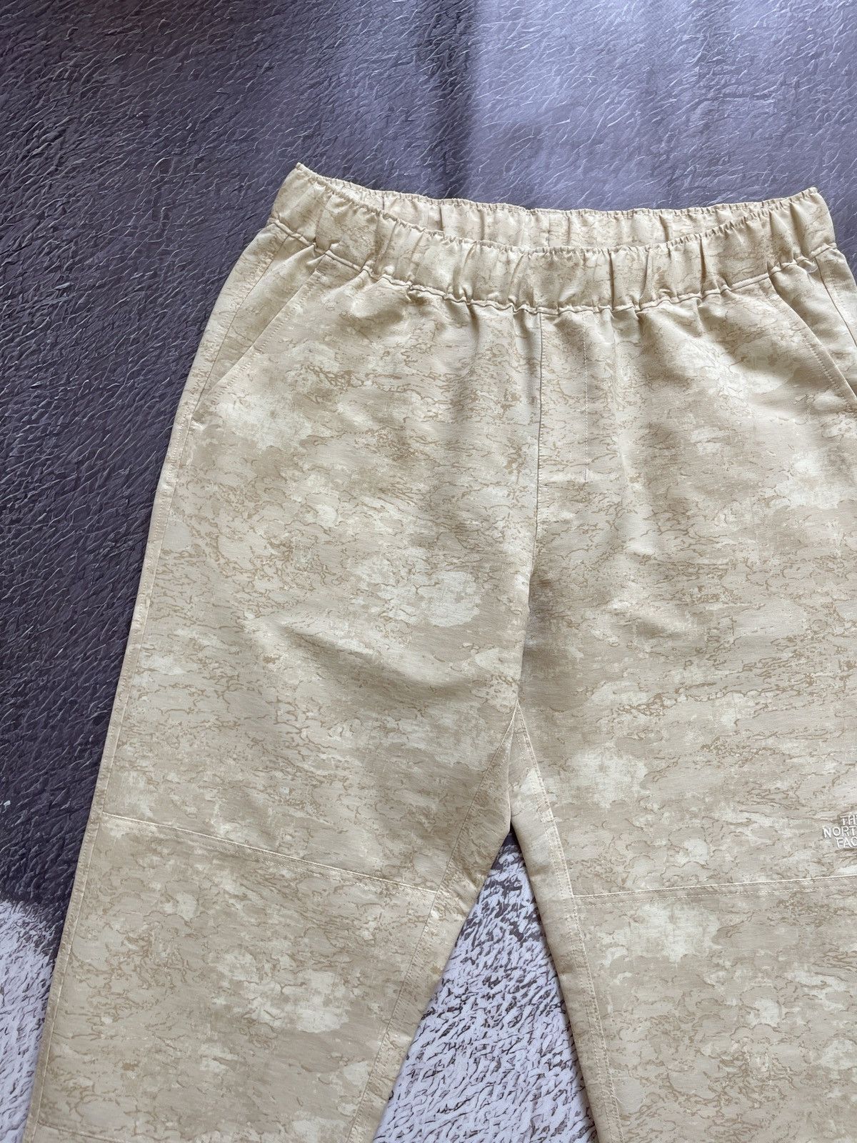 The North Face The North Face camouflage beige joggers track pants Size 30" / US 8 / IT 44 - 7 Thumbnail