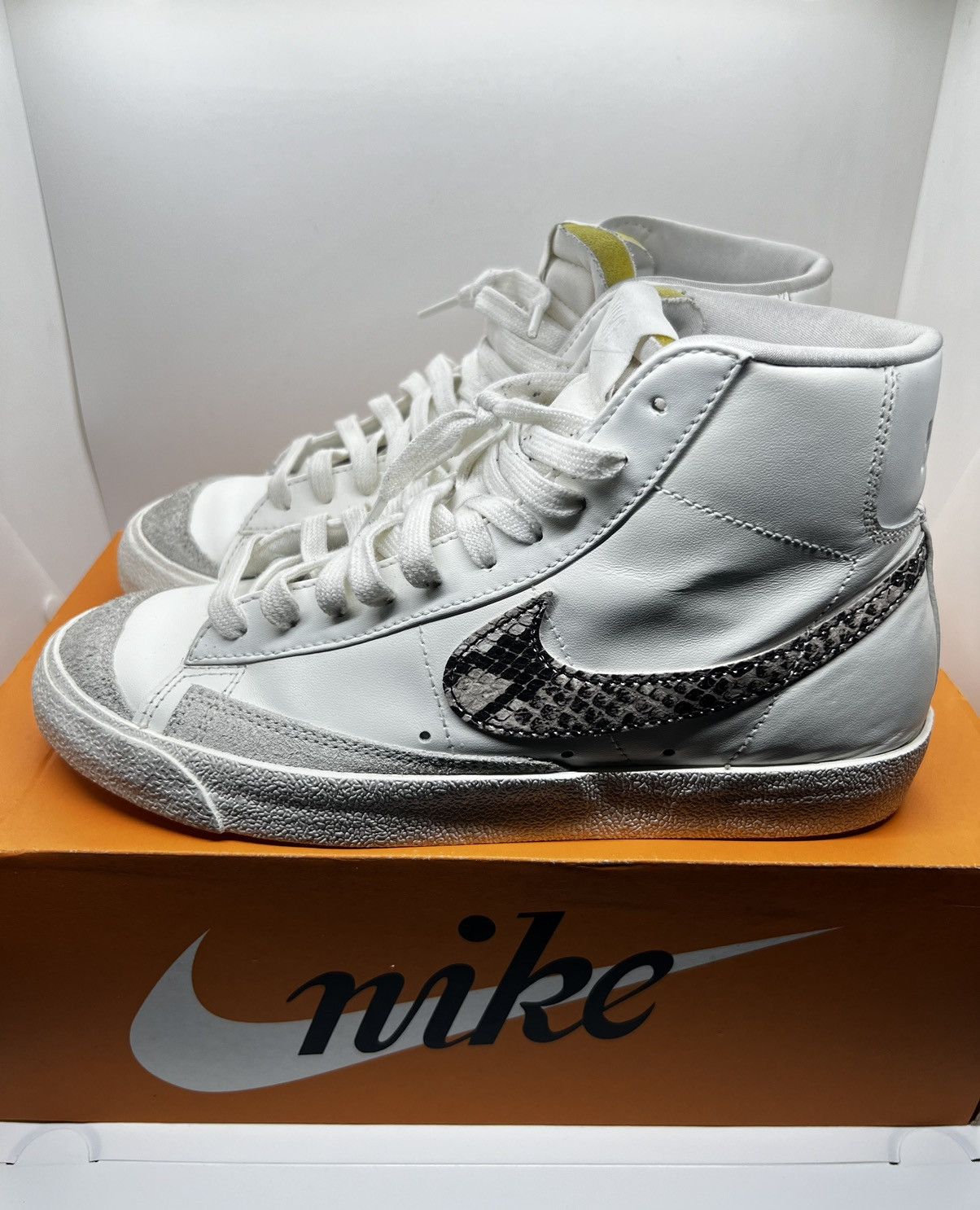 Nike Wmns Nike Blazer Mid ‘77 SE Snakeskin Size US 9 / IT 39 - 5 Thumbnail