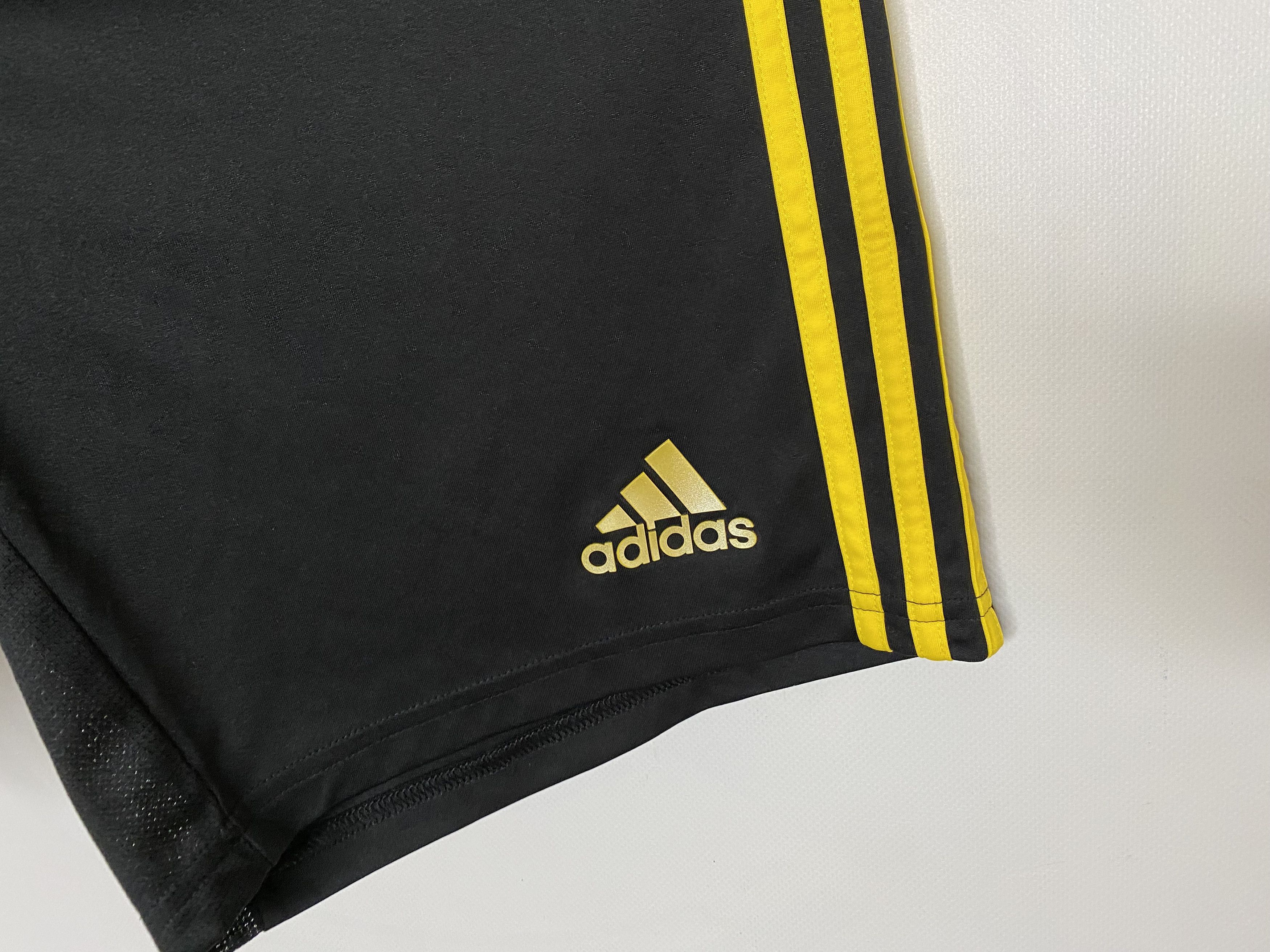 Adidas ARSENAL 2019 2020 THIRD FOOTBALL SOCCER SHORTS ADIDAS SIZE S Size US 30 / EU 46 - 3 Thumbnail