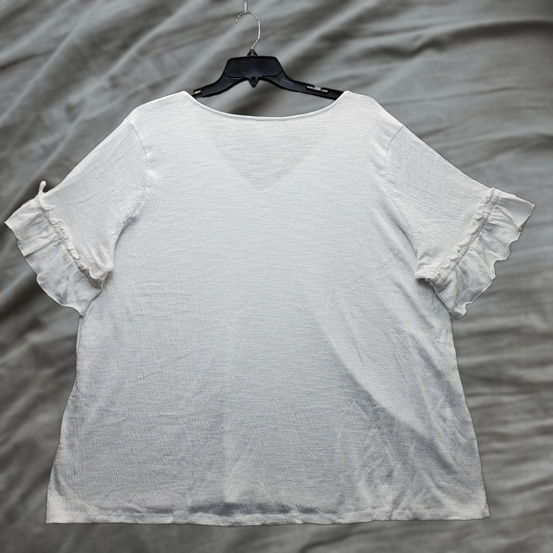 Avenue Avenue Blouse Top Womens 26/28 White Classic Ruffle Short Sleeve V-Neck Pullover Size 4XL / US 24-26 - 1 Thumbnail